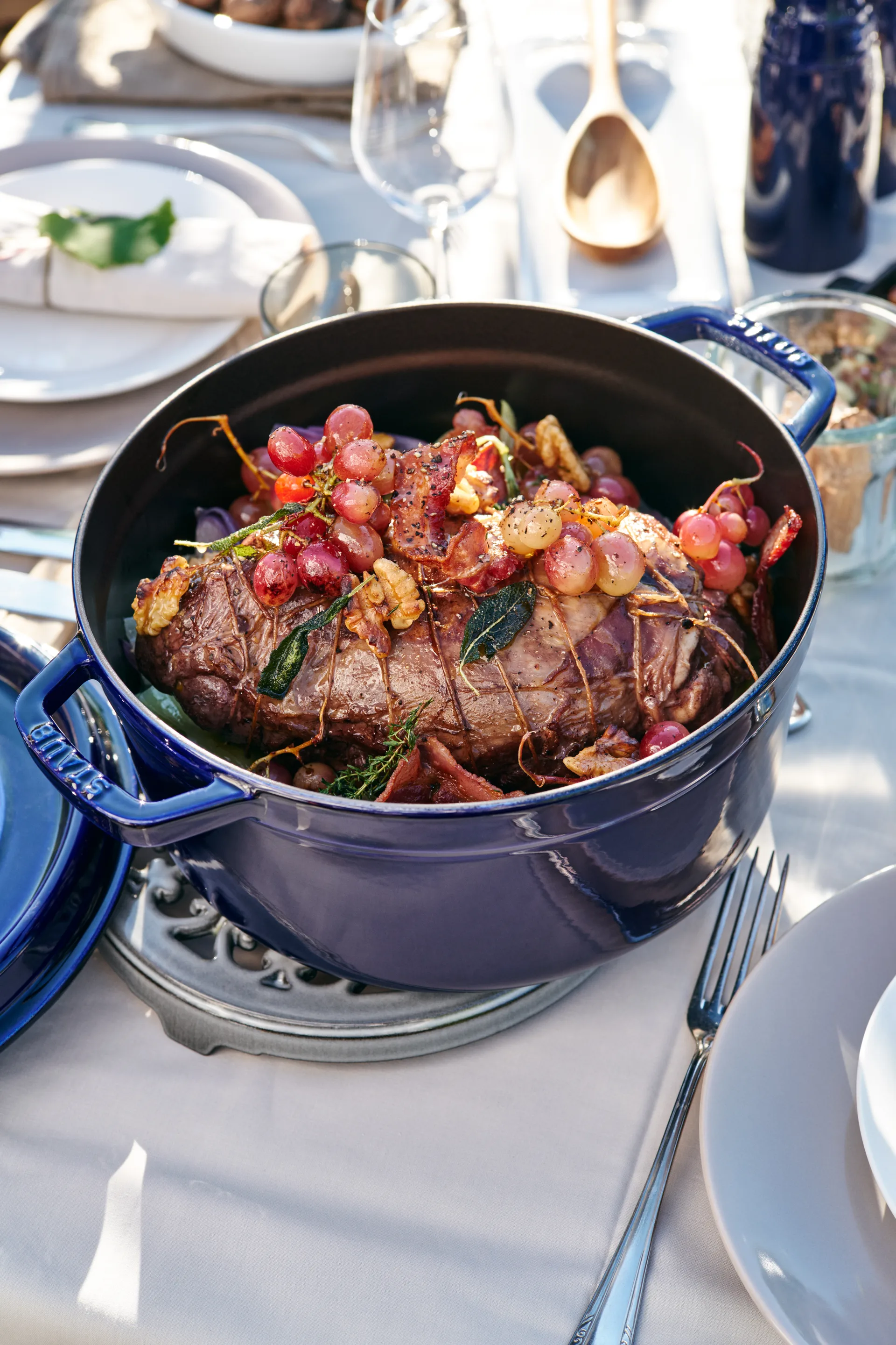 Olla de hierro fundido Staub redonda, tres capas de esmalte 5,2 l, azul oscuro STAUB