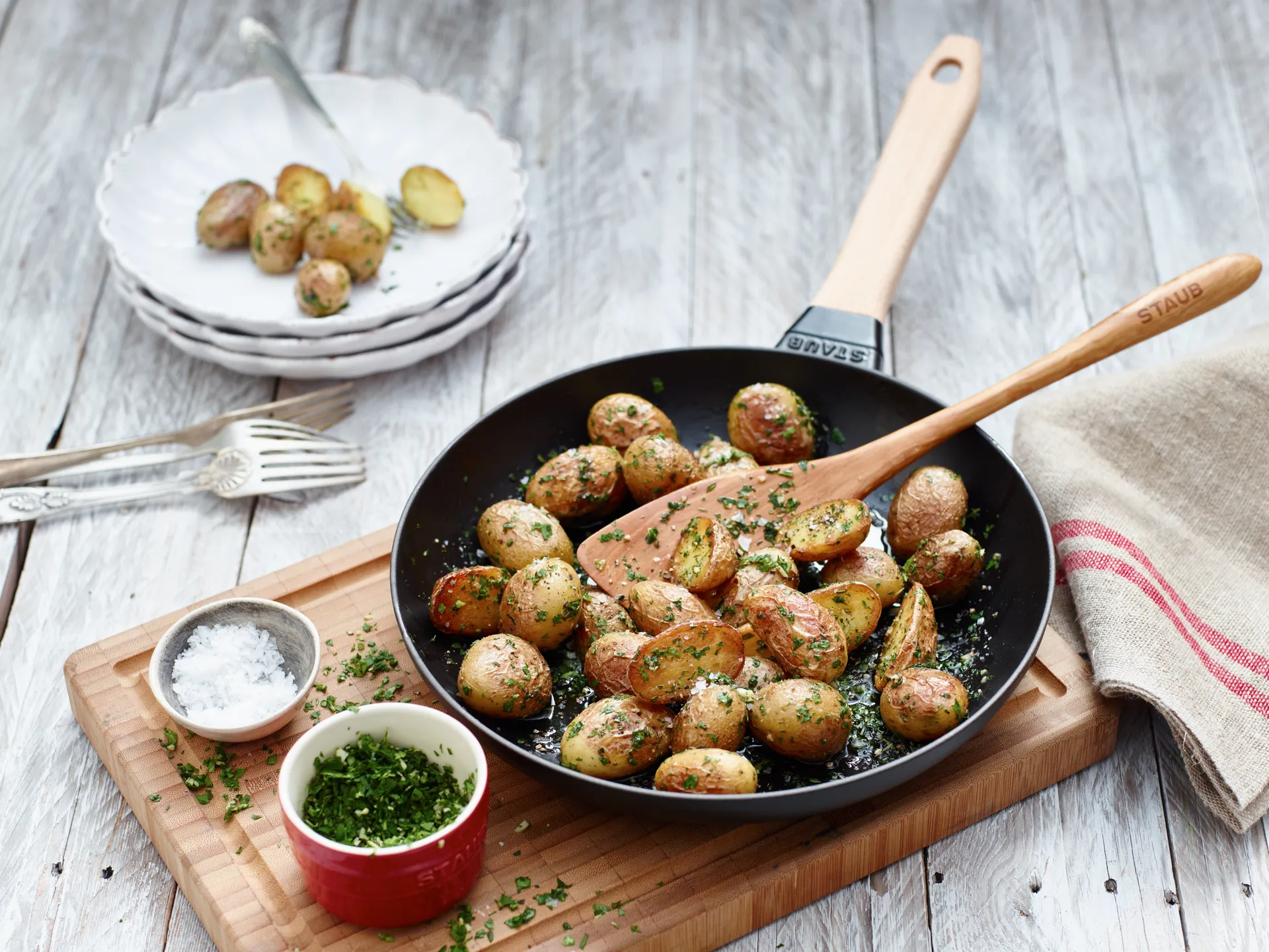 Sartén de hierro fundido Staub negra con mango de madera claro, Ø20 cm STAUB
