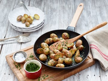 Sartén de hierro fundido Staub negra con mango de madera claro - Ø20 cm - STAUB