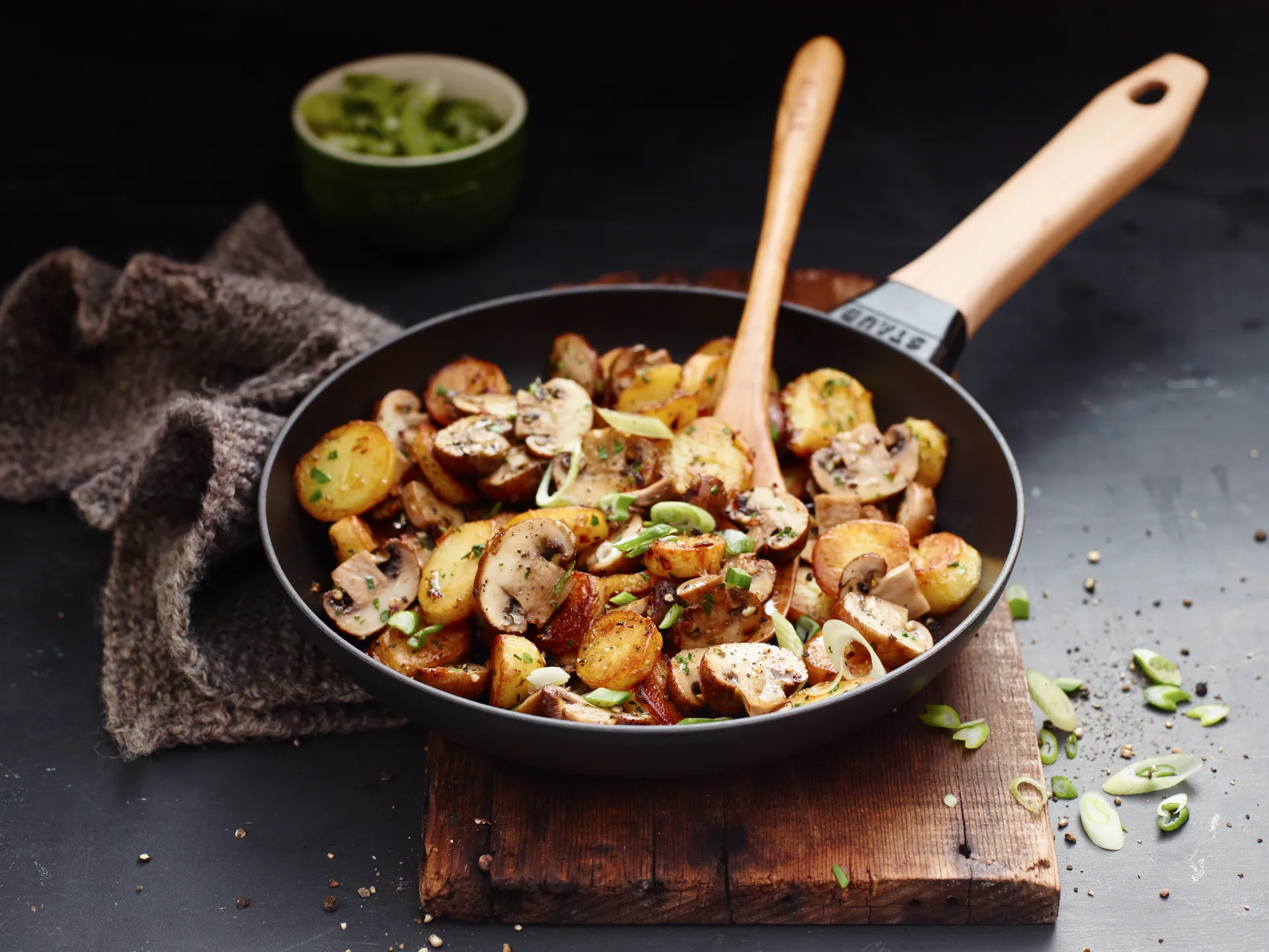 Sartén de hierro fundido Staub negra con mango de madera claro, Ø24 cm STAUB