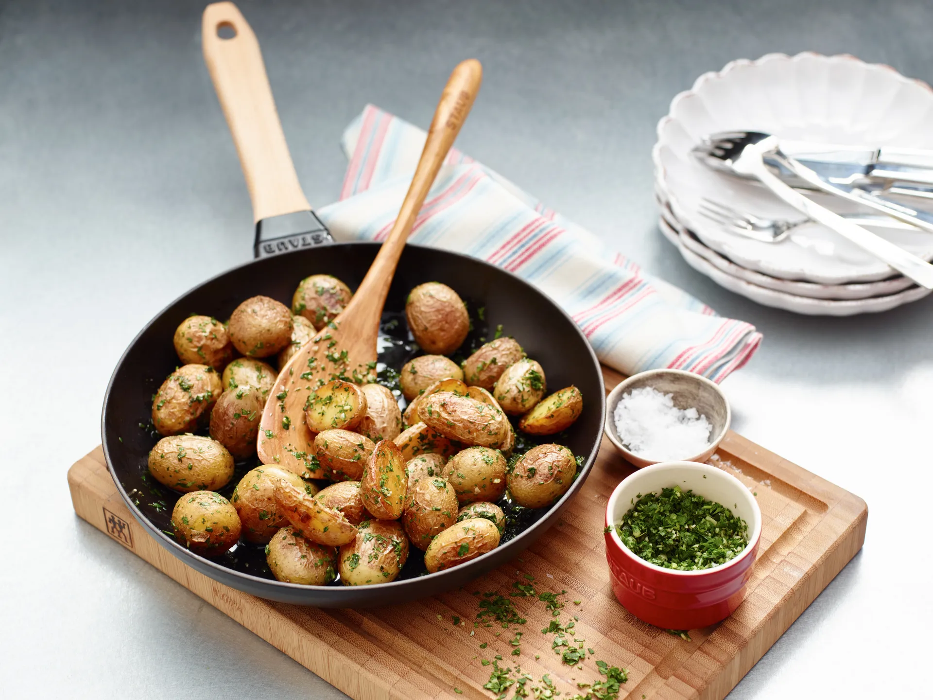 Sartén de hierro fundido Staub negra con mango de madera claro, Ø26 cm STAUB