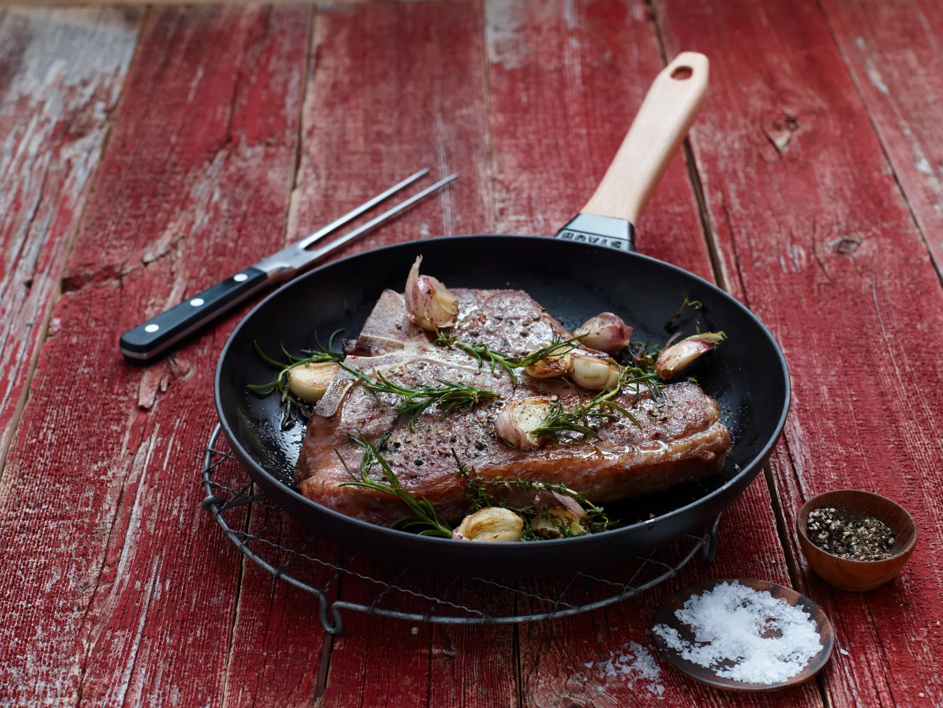 Sartén de hierro fundido Staub negra con mango de madera claro, Ø28 cm STAUB