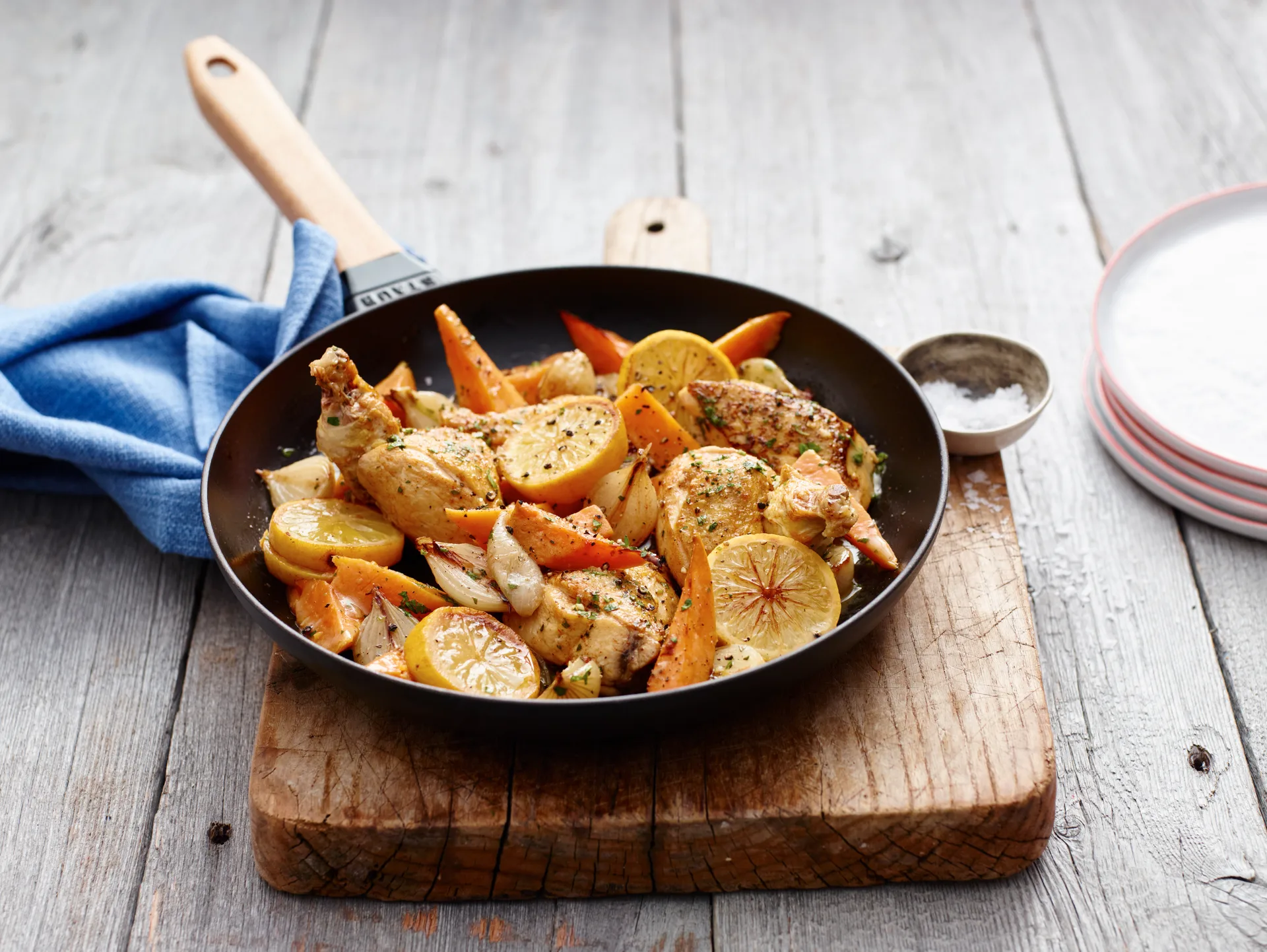 Sartén de hierro fundido Staub negra con mango de madera claro, Ø28 cm STAUB