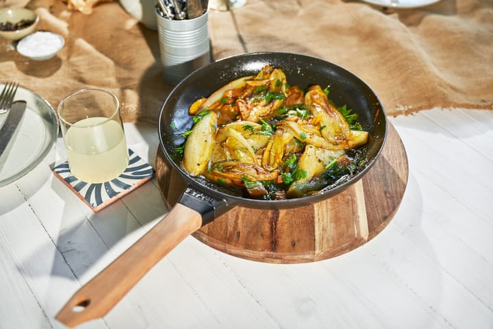 Sartén de hierro fundido Staub negra con mango de madera claro, Ø28 cm STAUB