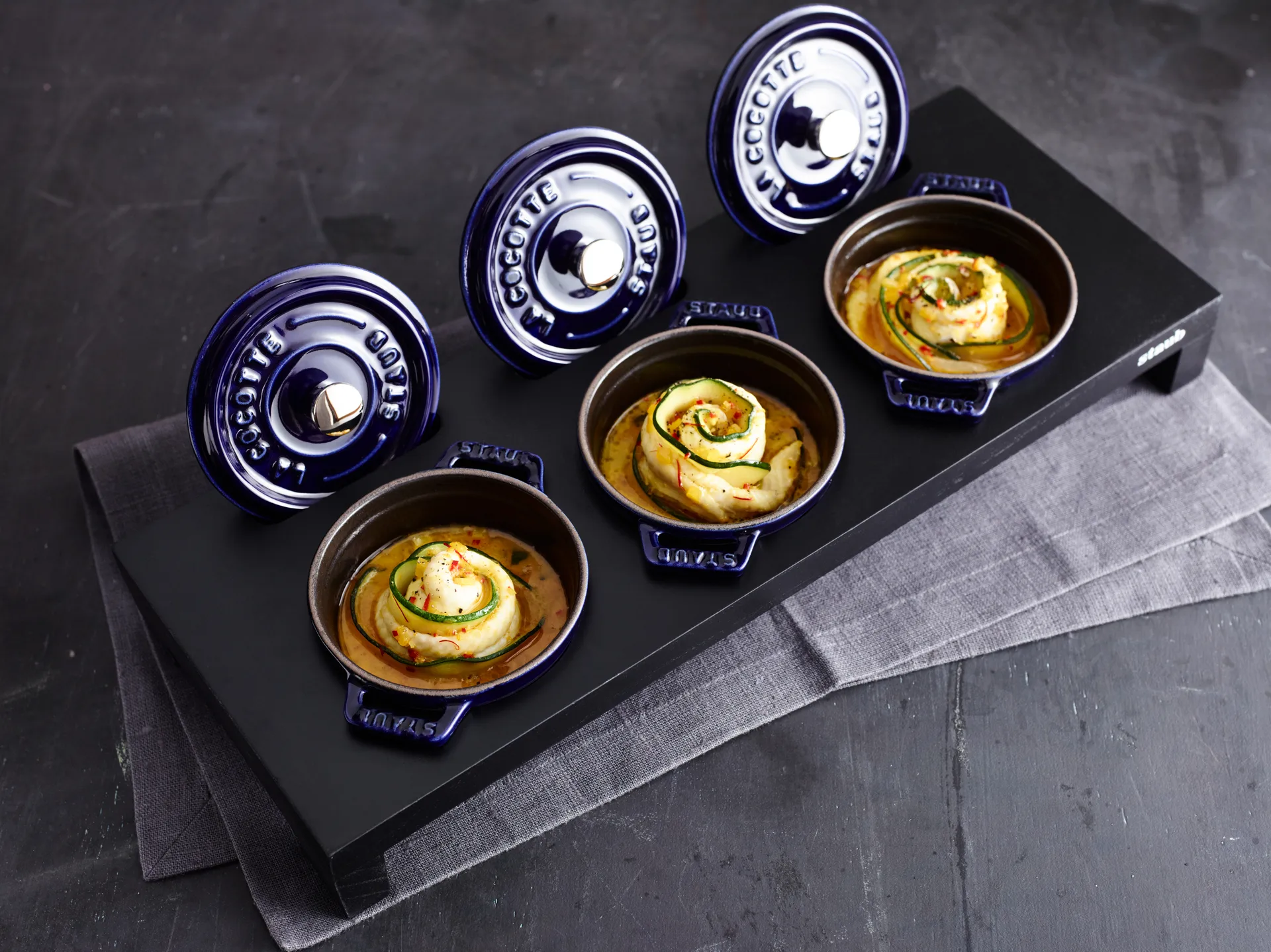 Soporte para servir Staub con 3 mini cacerolas, Negro STAUB