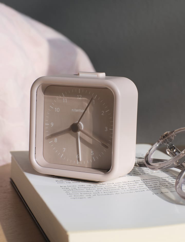 Despertador Okiru, Rose Stelton