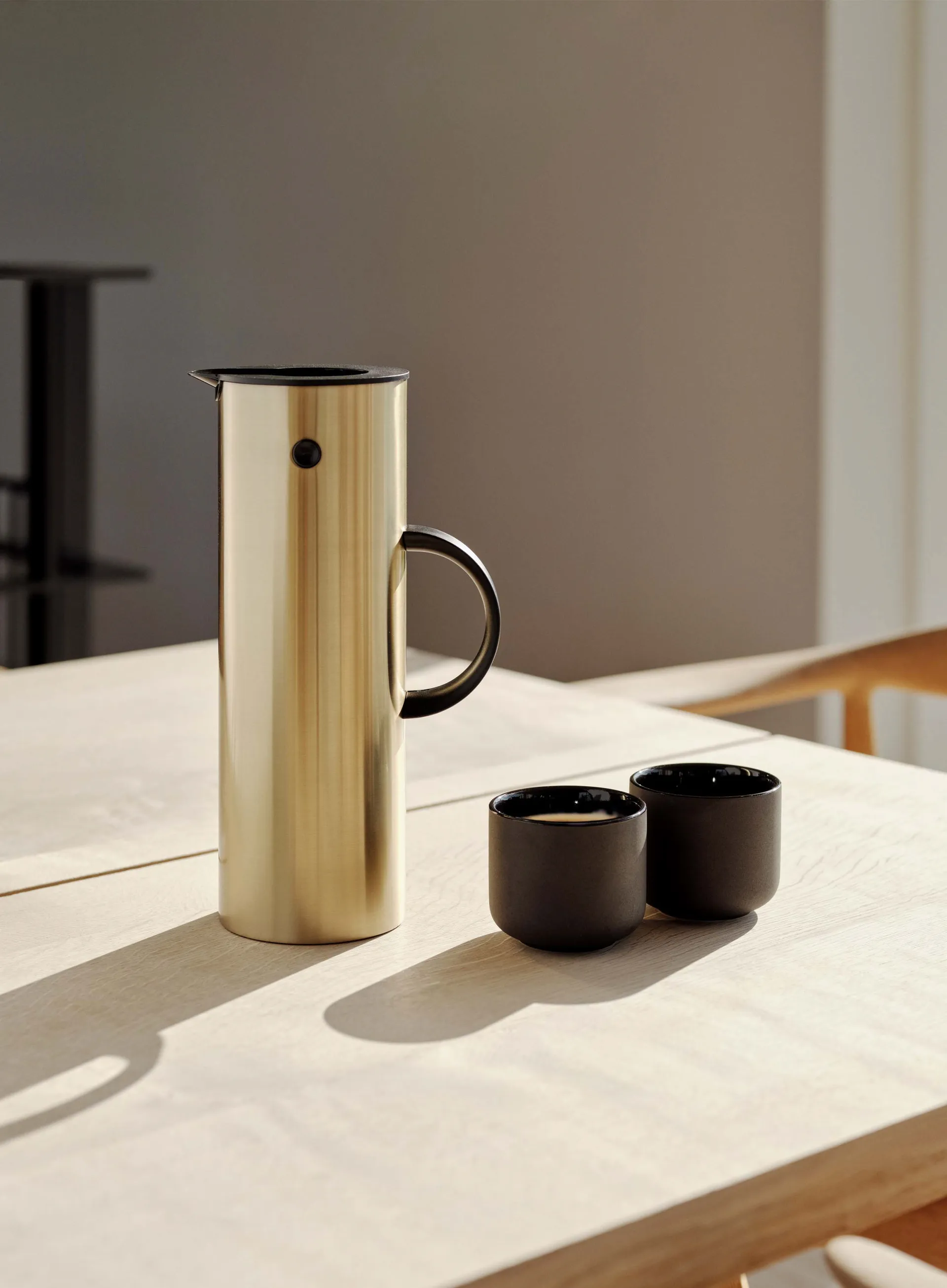 Jarra termo EM77 1 l, Brushed brass Stelton