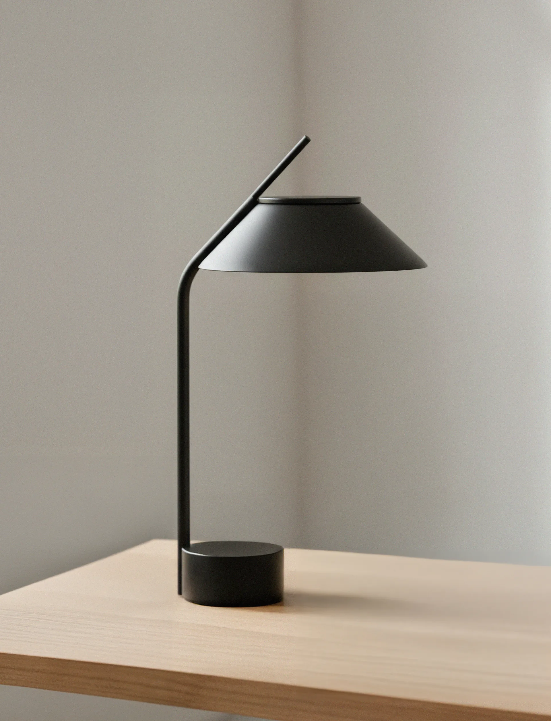 Lámpara de mesa Vinkel LED portátil, Negro Stelton