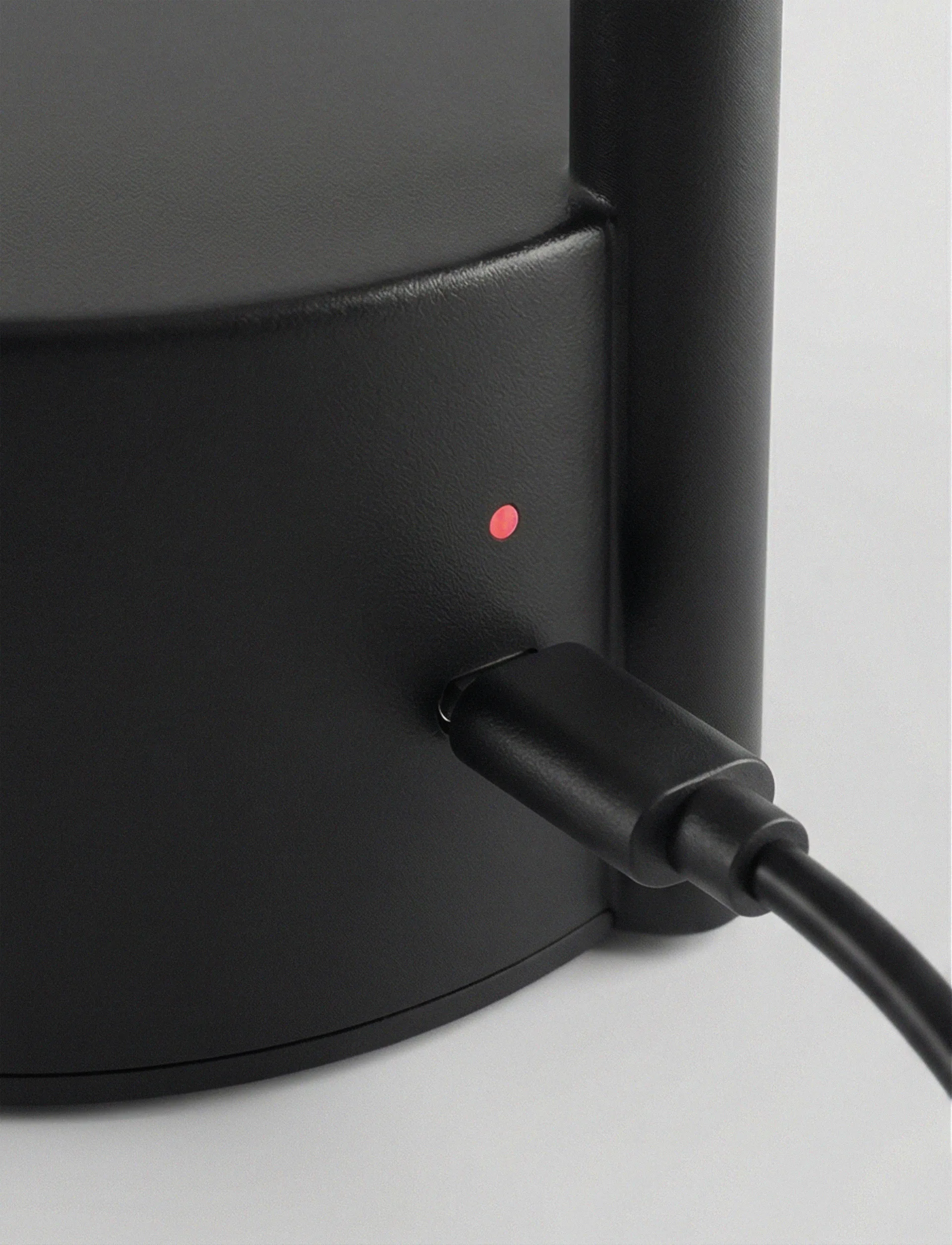Lámpara de mesa Vinkel LED portátil, Negro Stelton