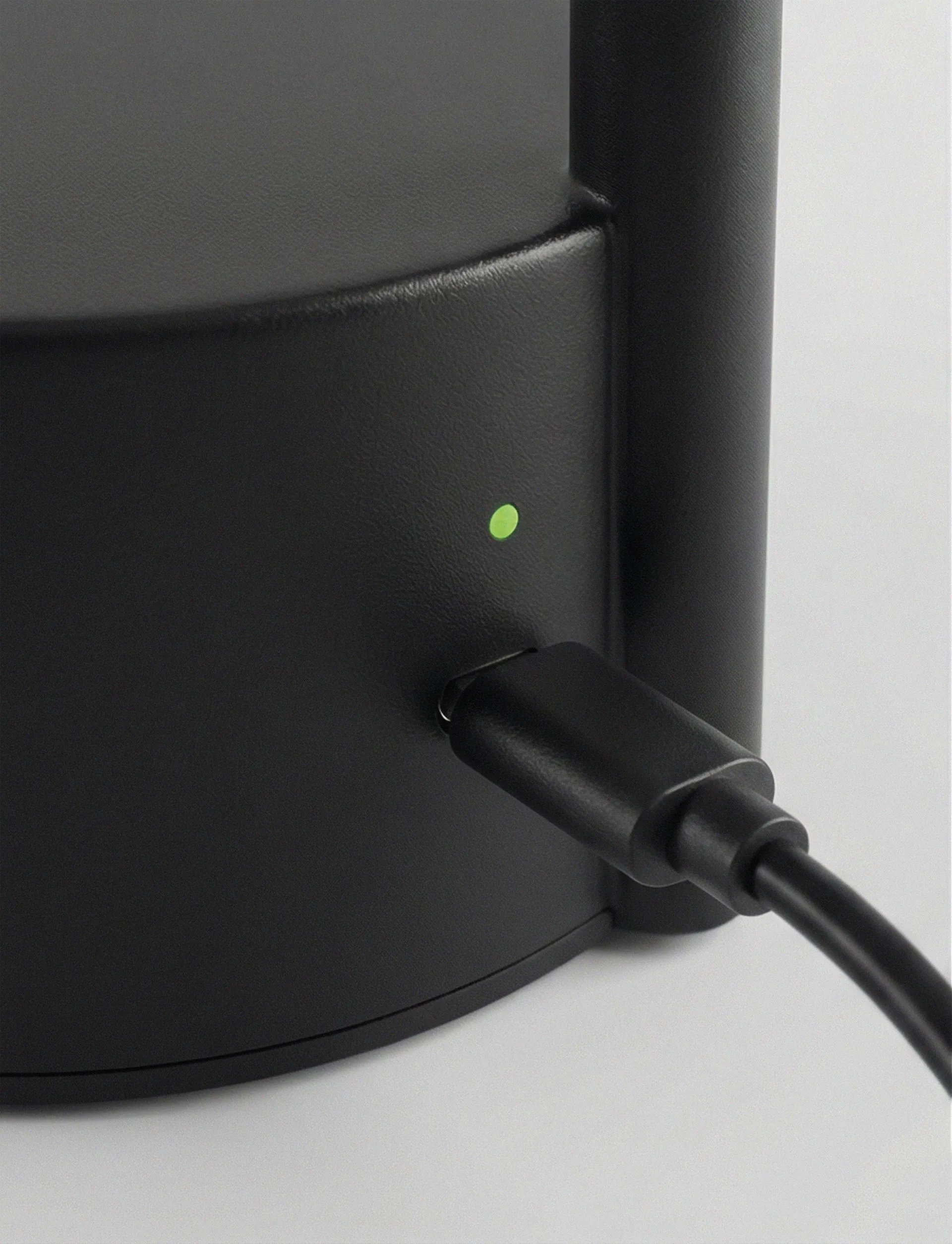 Lámpara de mesa Vinkel LED portátil, Negro Stelton
