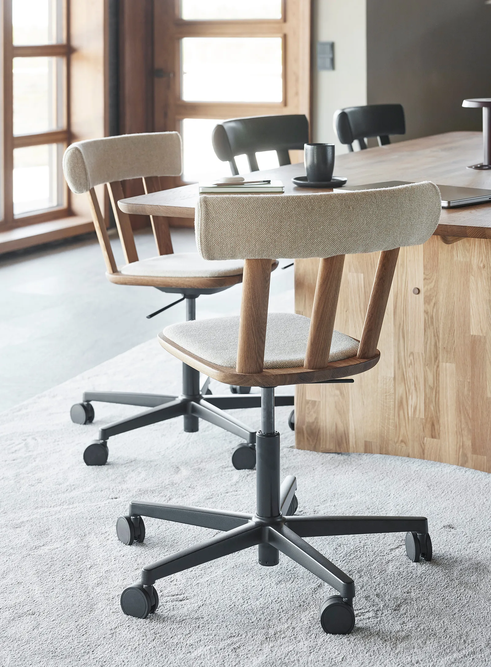 Silla Alt base giratoria con asiento tapizado roble, Hallingdal 65-220-natural aceite Stolab