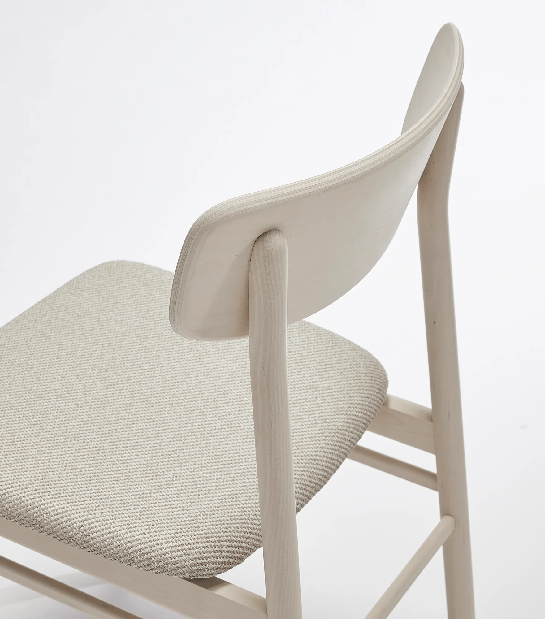 Silla Prima Vista abedul aceitado blanco, Tela Atto Driftwood V3576/01 gris Stolab