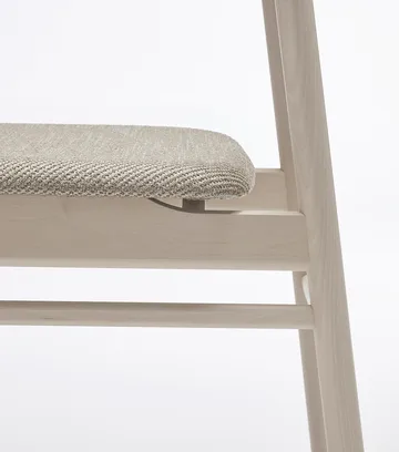 Silla Prima Vista abedul aceitado blanco - Tela Atto Driftwood V3576/01 gris - Stolab