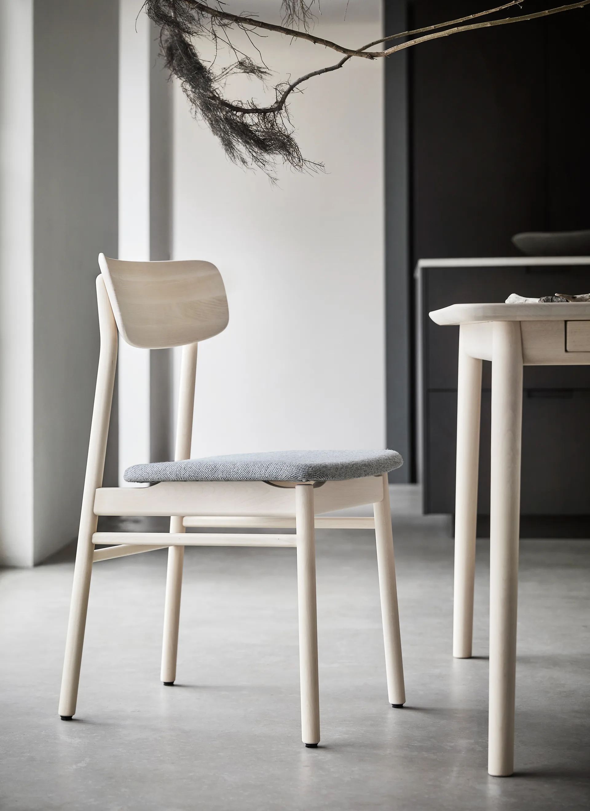 Silla Prima Vista abedul aceitado blanco, Tela hallingdal 65-130 gris Stolab