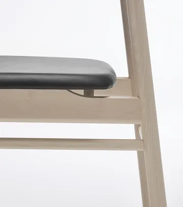 Silla Prima Vista abedul lacado mate claro - Cuero Elmosoft VII 99001 black - Stolab