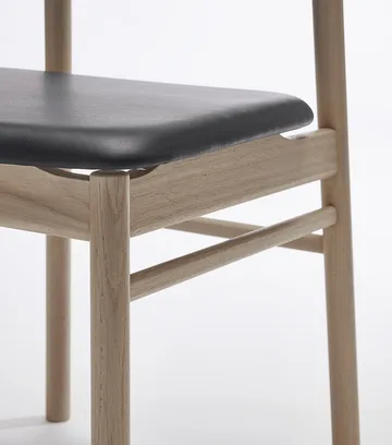 Silla Prima Vista roble aceitado blanco - Cuero Elmosoft 99001 negro - Stolab