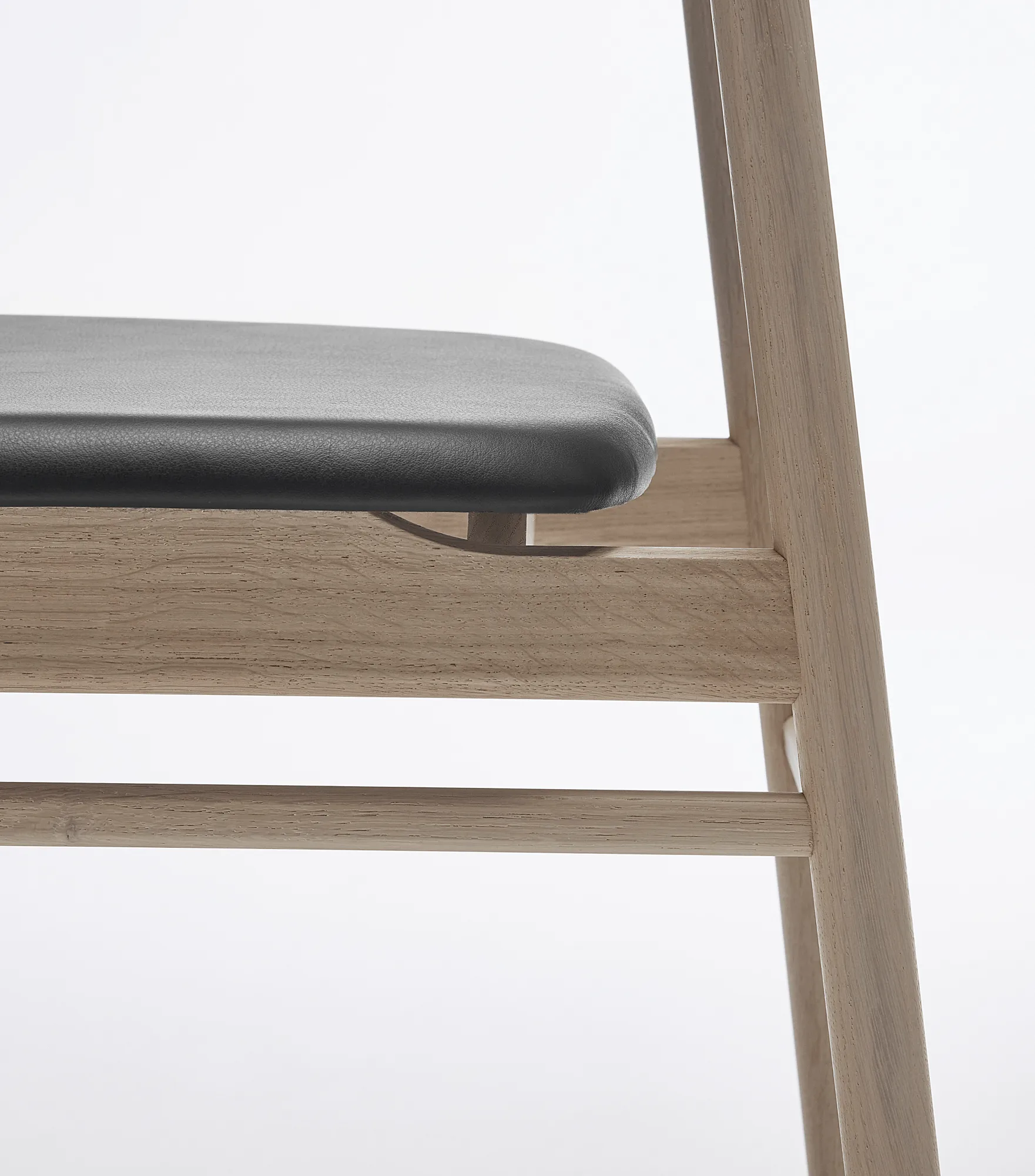 Silla Prima Vista roble aceitado blanco, Cuero Elmosoft 99001 negro Stolab