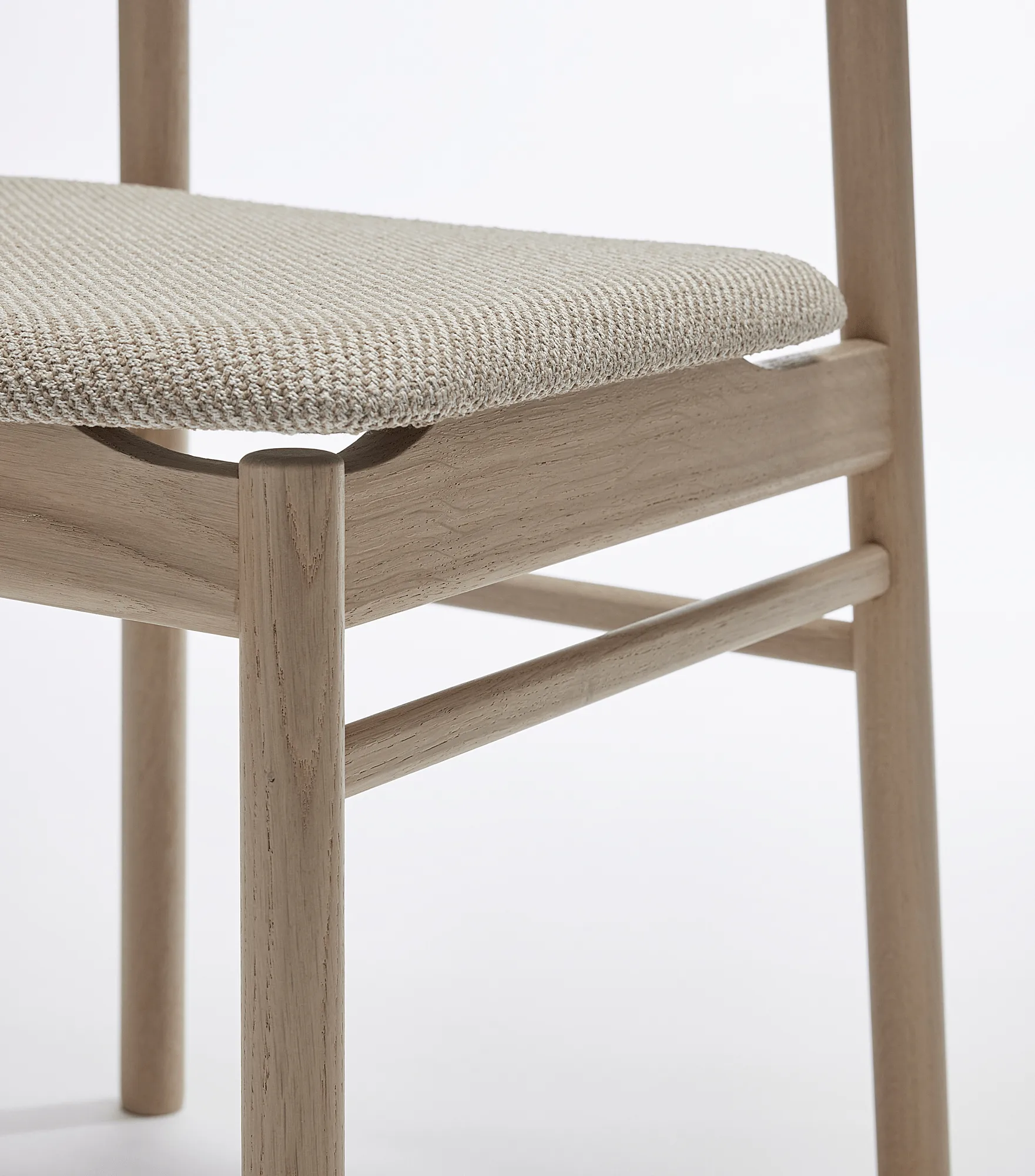 Silla Prima Vista roble aceitado blanco, Tela Atto Driftwood V3576/01 gris Stolab