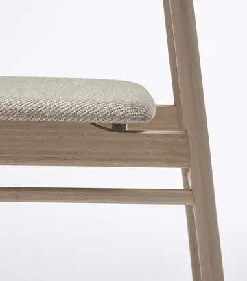 Silla Prima Vista roble aceitado blanco - Tela Atto Driftwood V3576/01 gris - Stolab