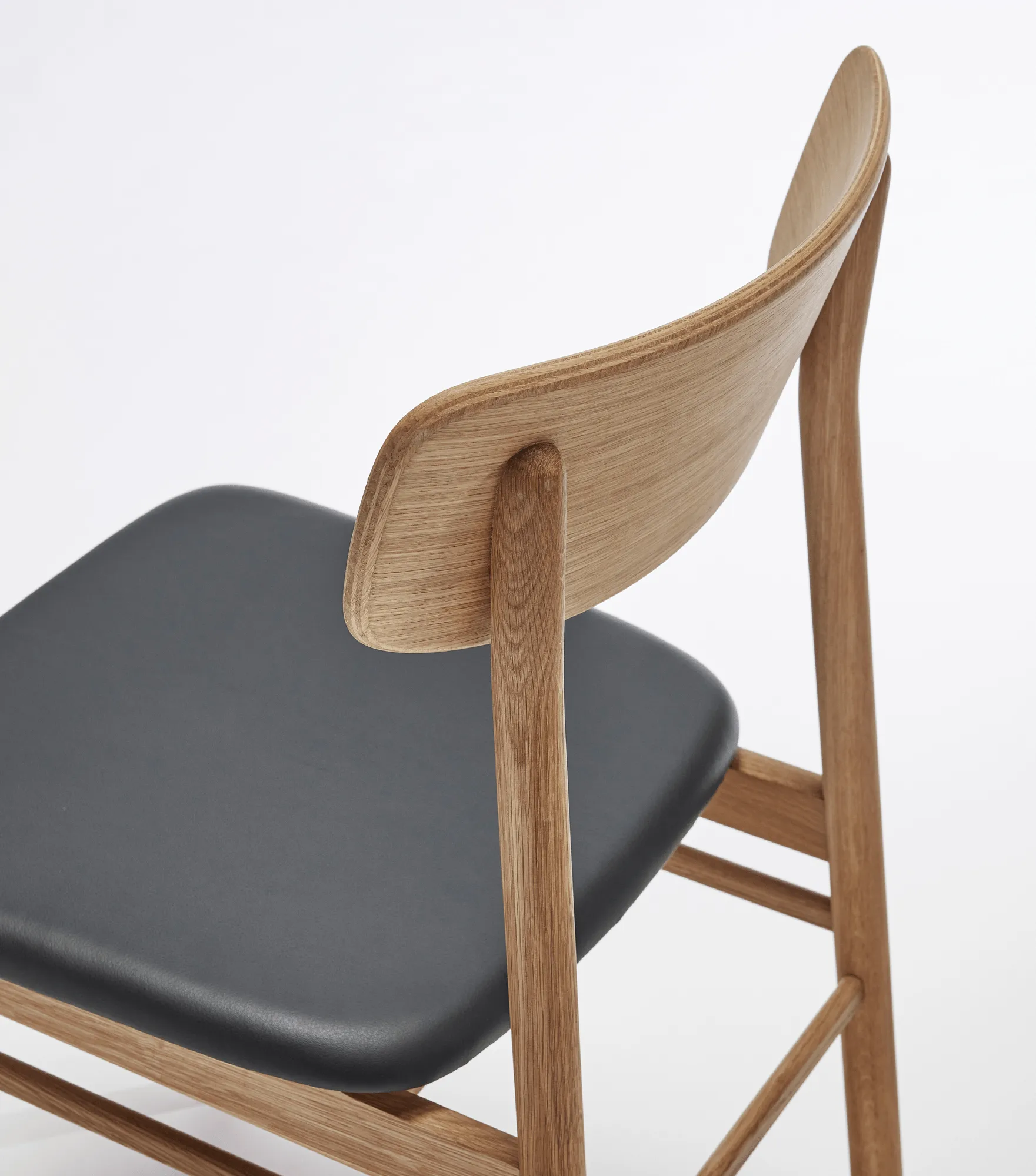 Silla Prima Vista roble aceitado, Cuero Elmosoft 99001 negro Stolab