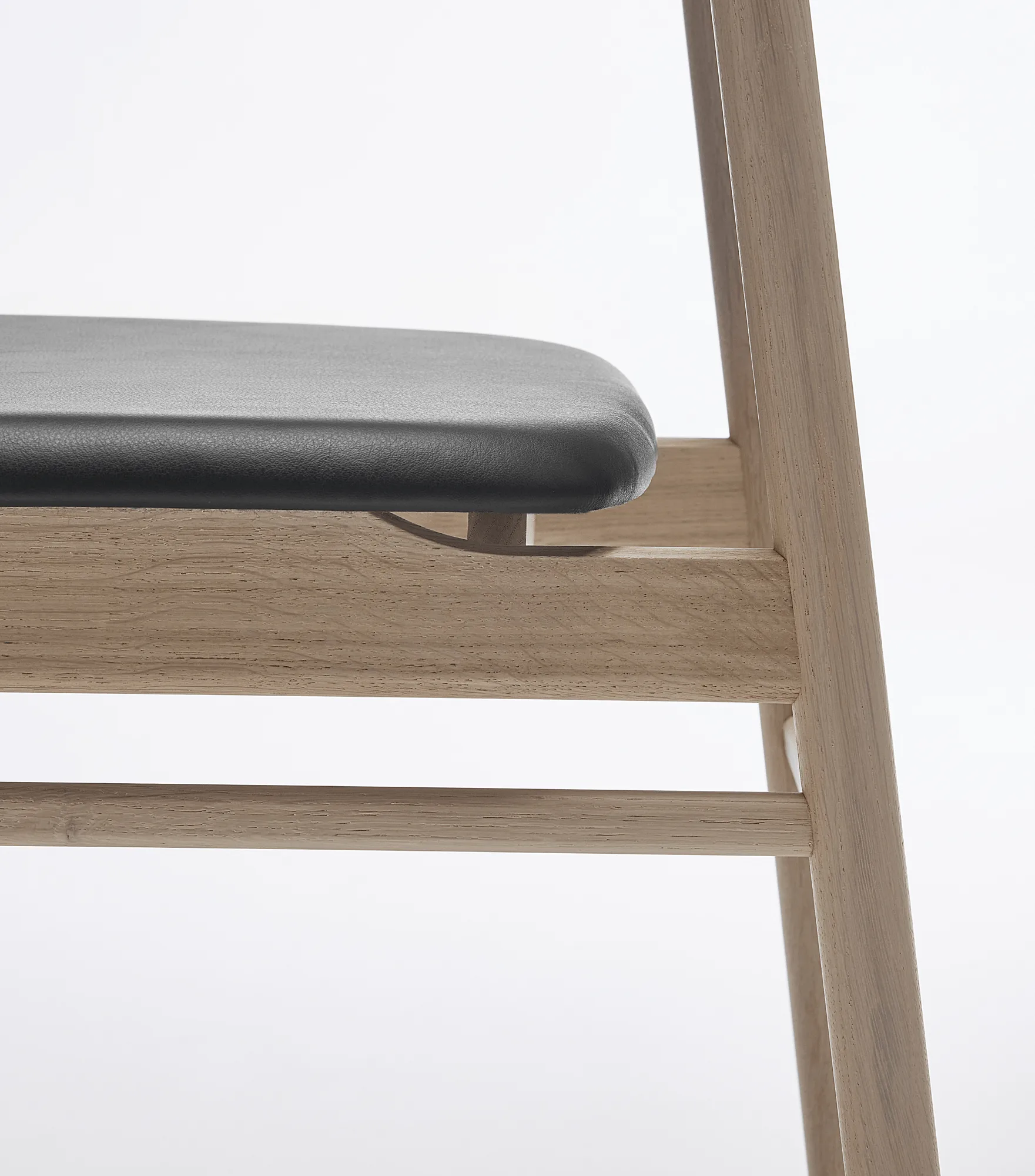 Silla Prima Vista roble barnizado mate claro, Cuero Elmosoft 99001 negro Stolab