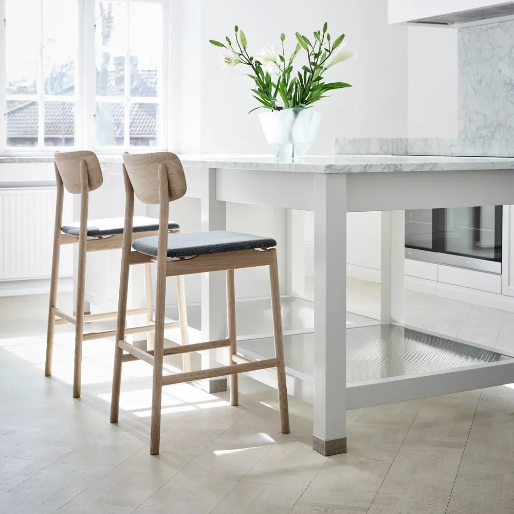 Taburete bar Prima Vista, Cuero elmo negro, estructura de abedul con lacado mate claro Stolab