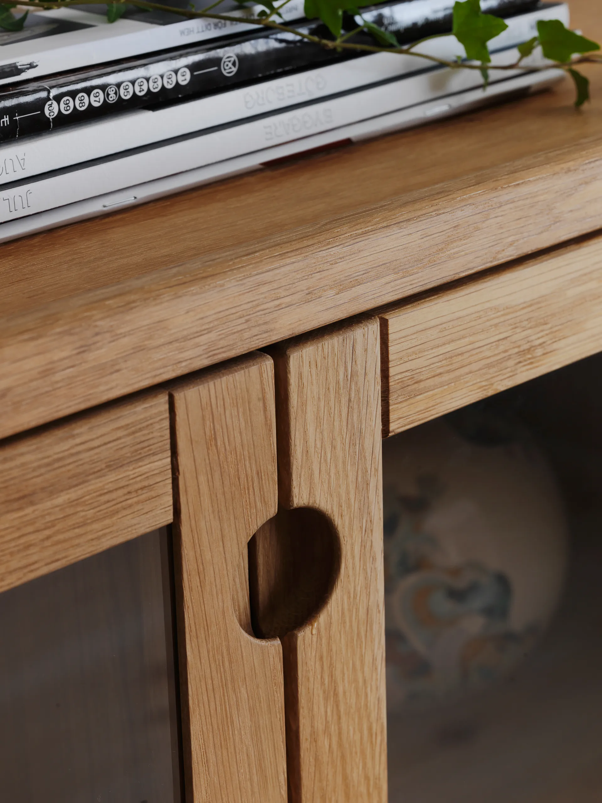 Vitrina Prio, Roble aceite natural con iluminación Stolab