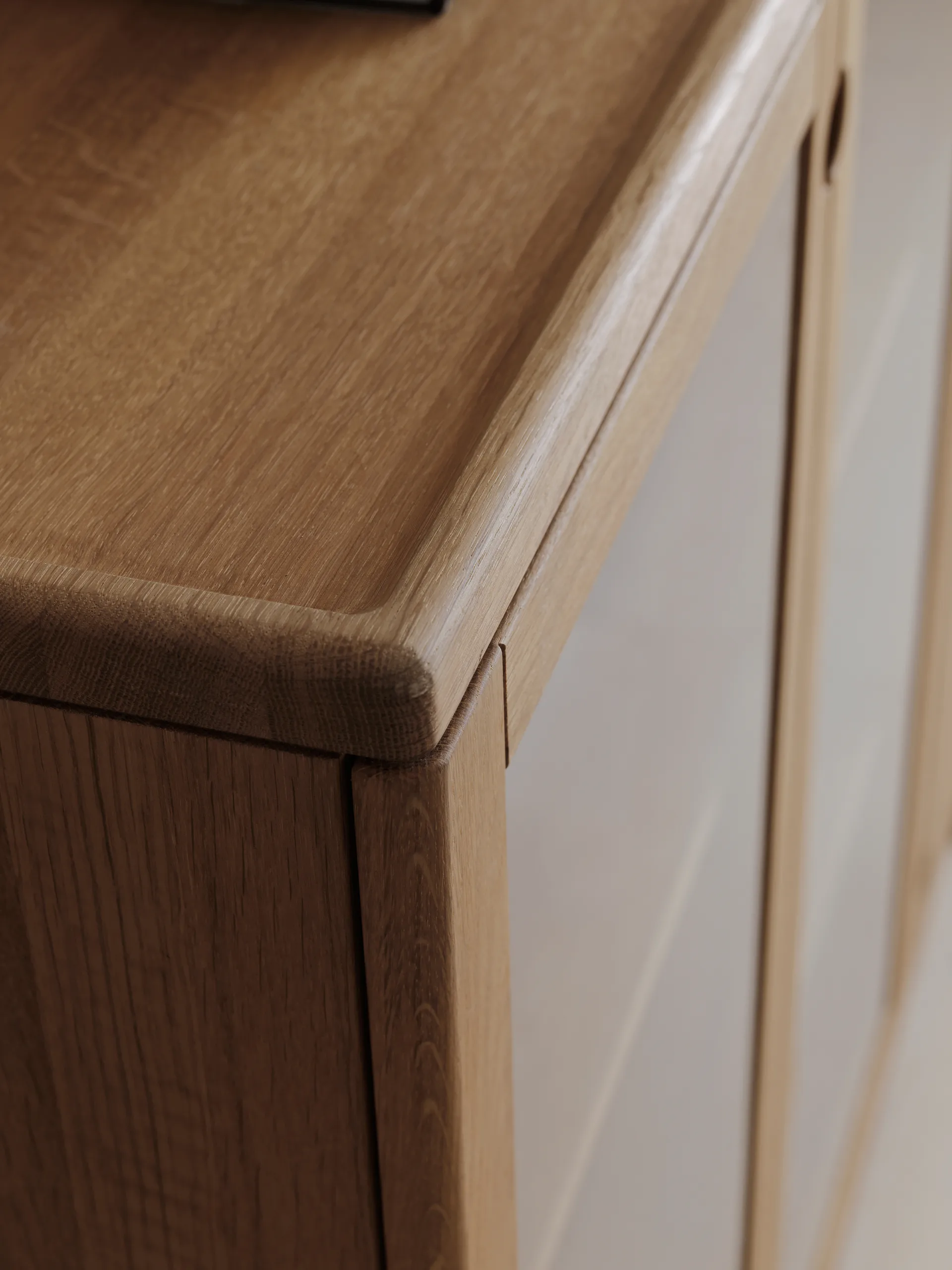 Vitrina Prio, Roble aceite natural con iluminación Stolab