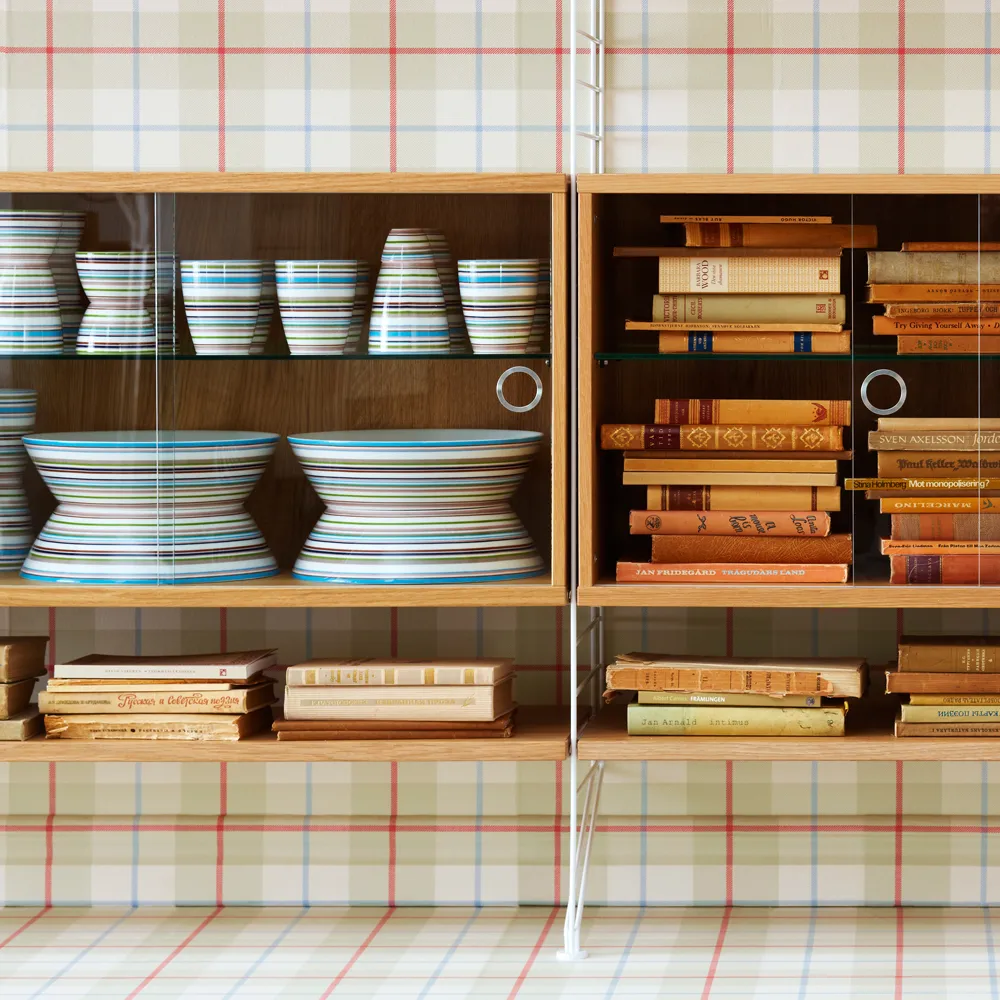 Cabinet vitrina con puertas correderas de cristal String, Fresno teñido de negro, 78x30 cm String