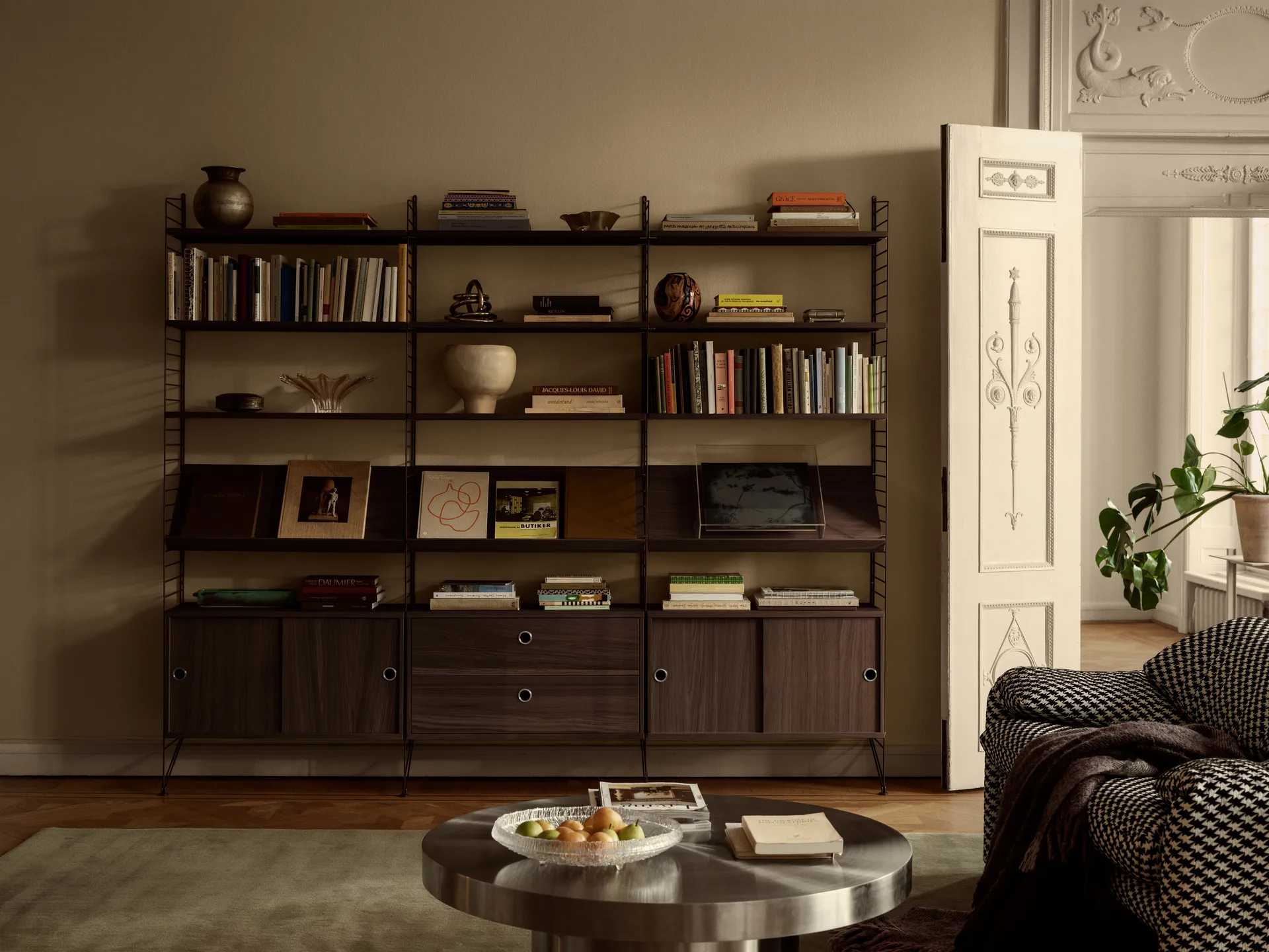 Cabinet vitrina con puertas correderas de cristal String, Roble oscuro, 58x30 cm String