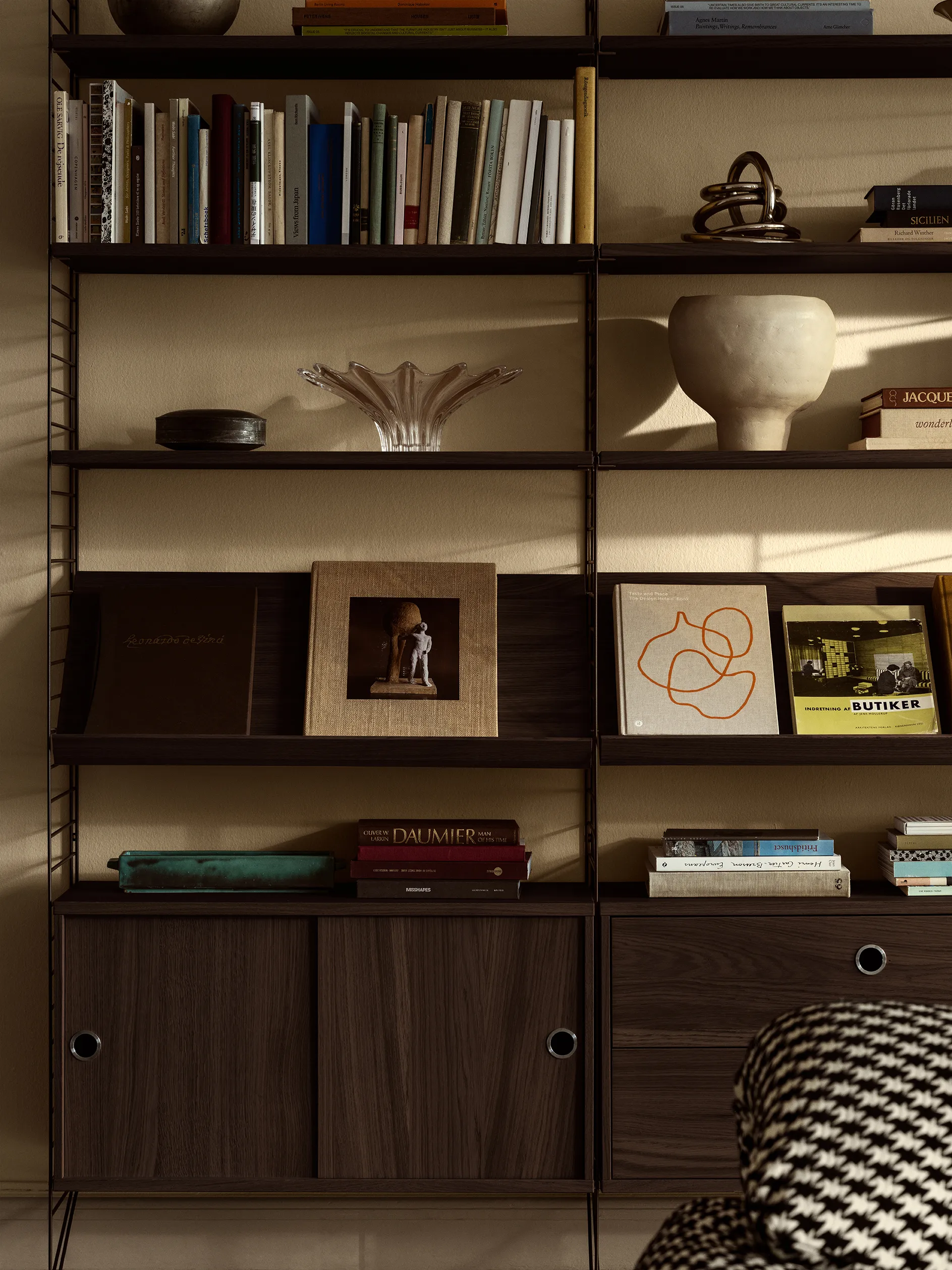 Cabinet vitrina con puertas correderas de cristal String, Roble oscuro, 78×30 cm String