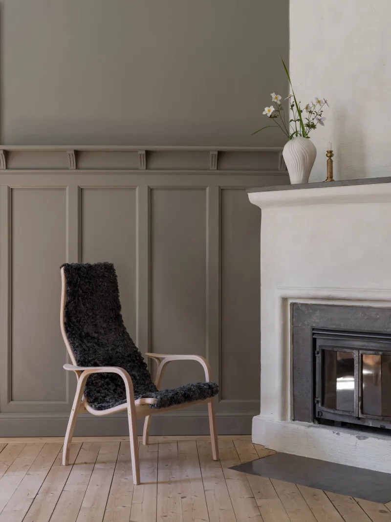 Butaca y reposapiés Lamino Anniversary Edition, Madera de pino blanco-piel de oveja Gotland Swedese