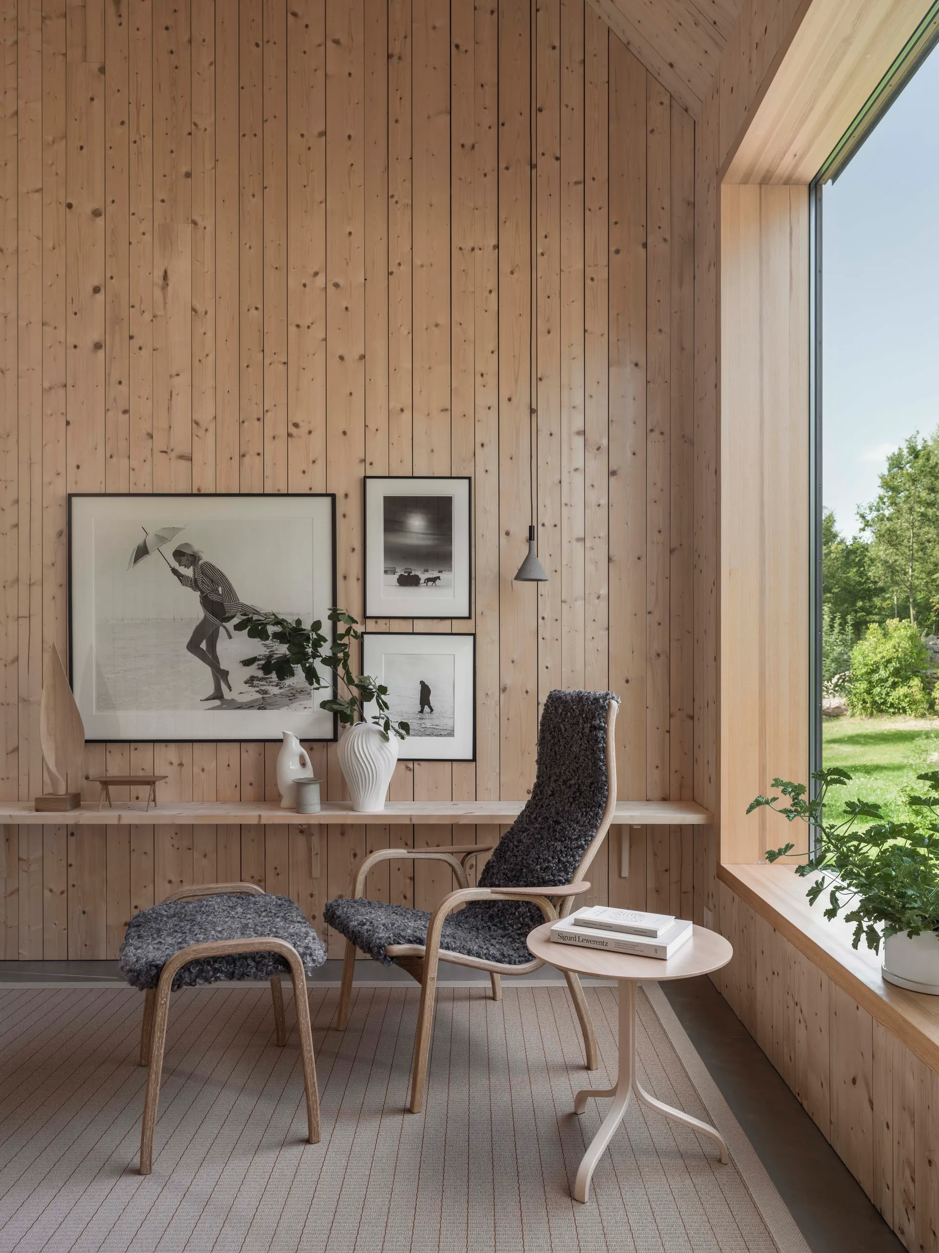 Butaca y reposapiés Lamino de roble aceitado/piel de oveja, Scandinavian Grey (gris) Swedese