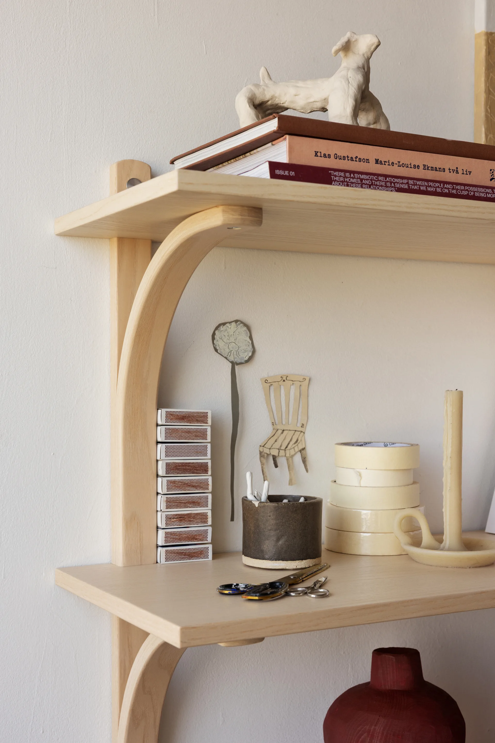 Estantería Levi, Fresno blanqueado-acero inoxidable, 2 estantes, 90 cm Swedese