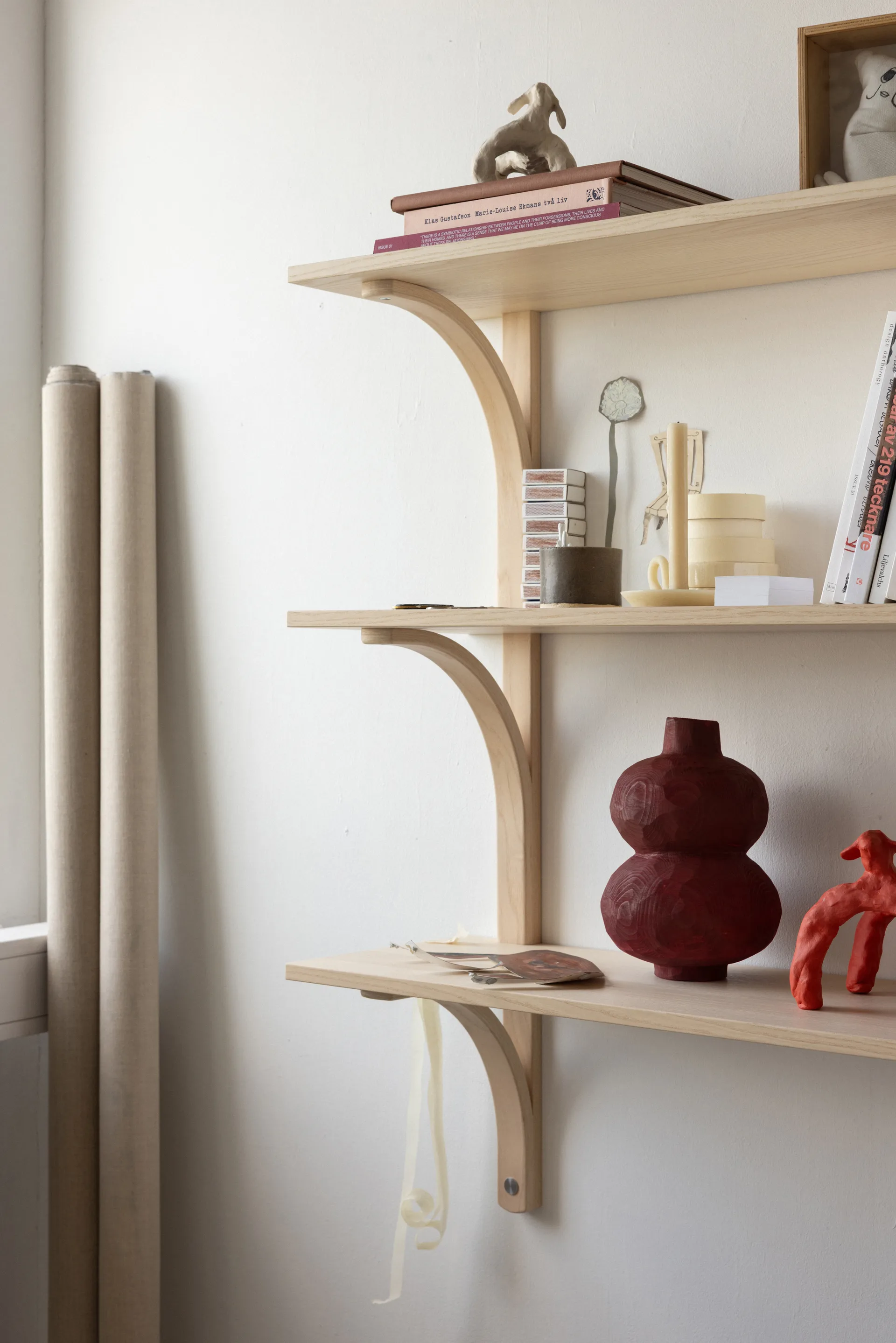 Estantería Levi, Fresno negro-acero inoxidable, 2 estantes, 180 cm Swedese