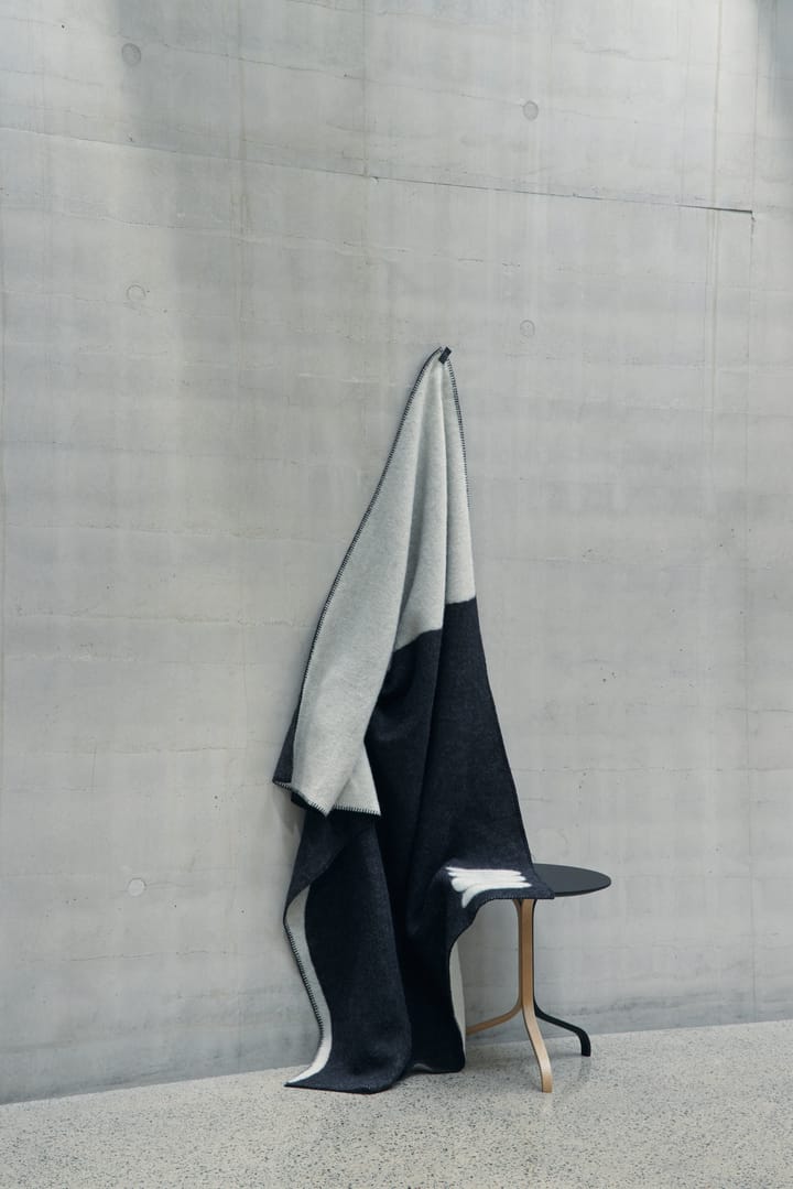 Manta Duality 130x180 cm - Negro-gris claro - Swedese