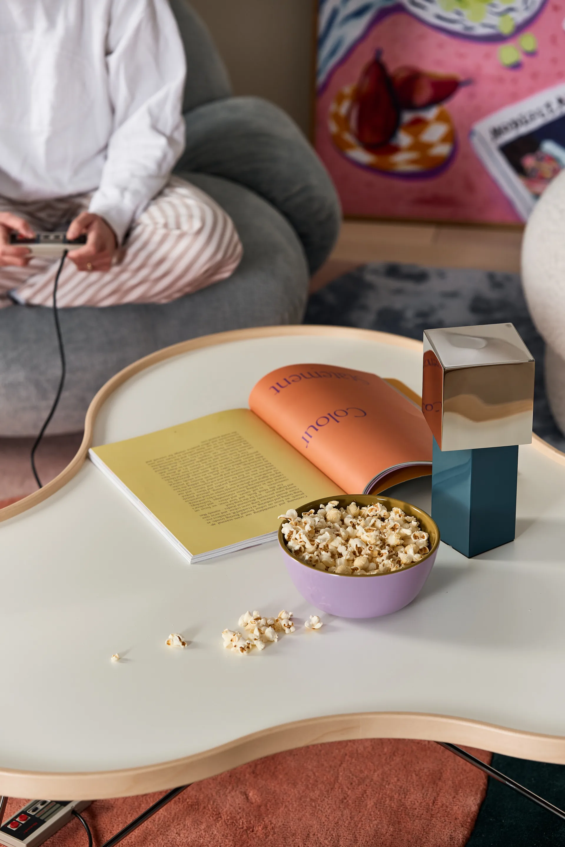 Mesa Flower 84x90 cm, H39 cm roble lacado Swedese