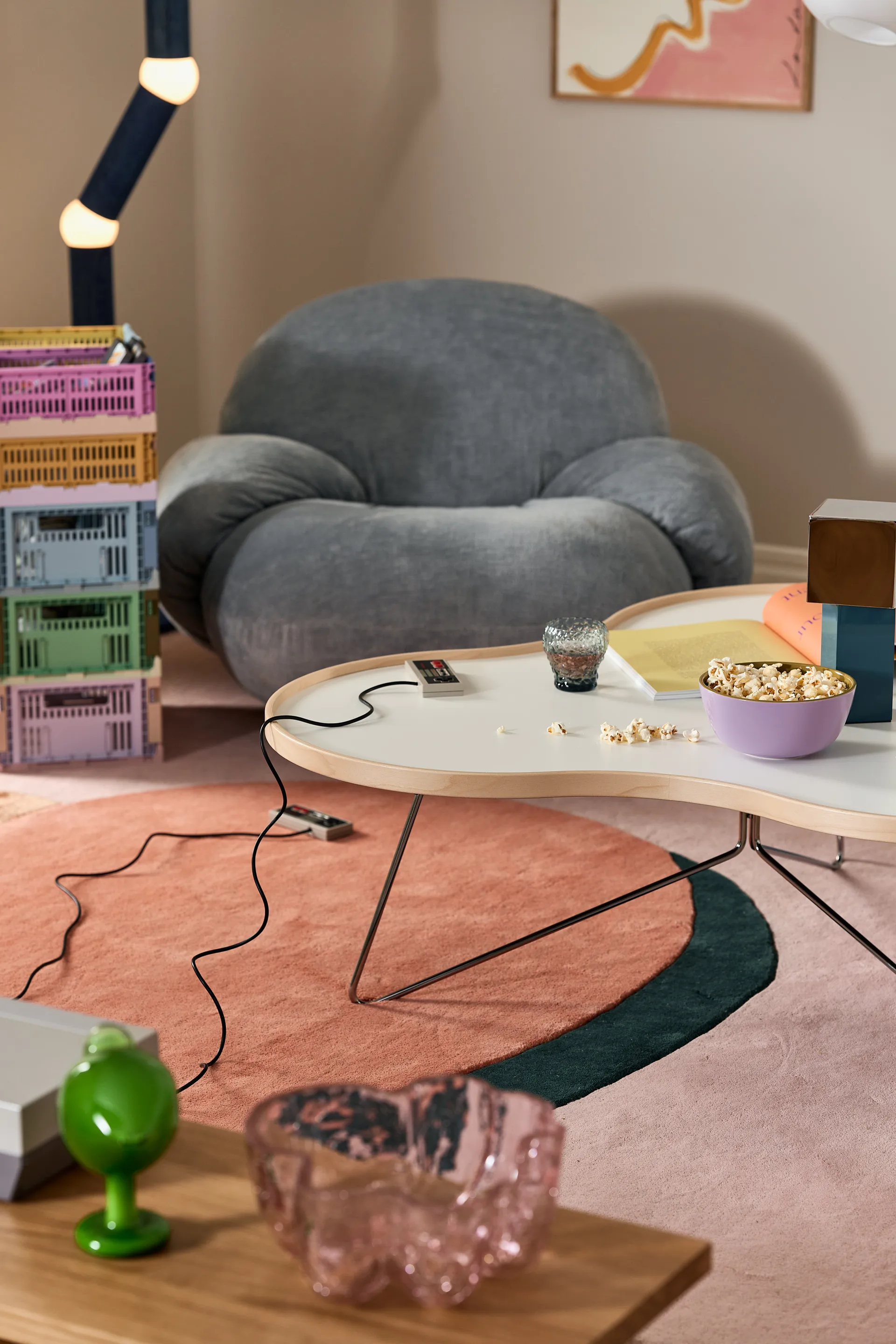 Mesa Flower 84x90 cm, H39 cm roble lacado Swedese