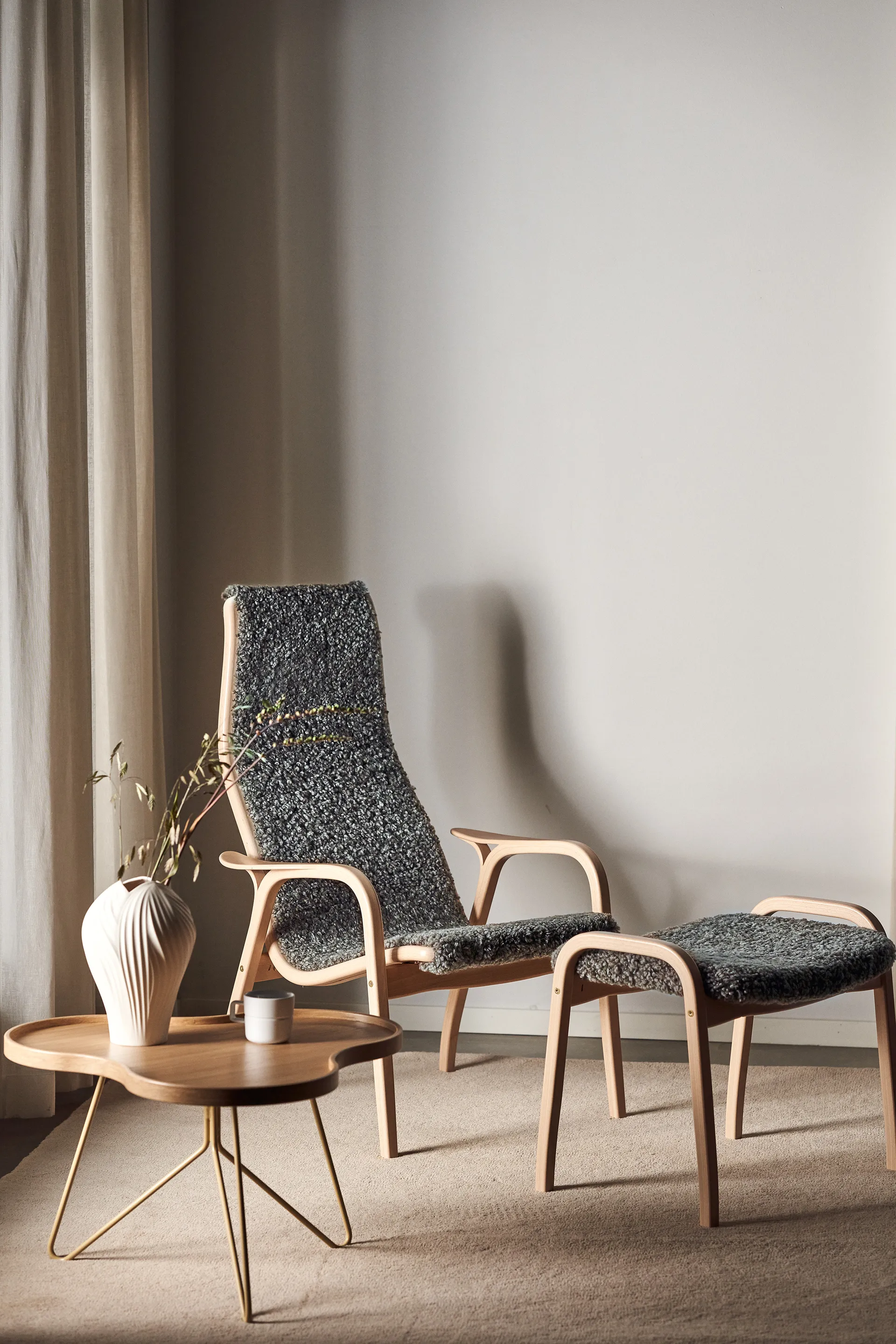 Mesa Flower mono 84x90 cm, H39 cm roble lacado Swedese