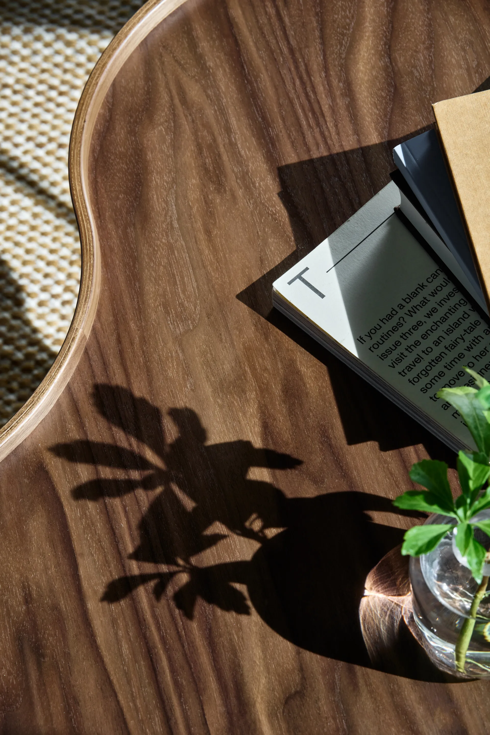 Mesa Flower mono Edición Especial 107x114 cm, H39 cm-nogal lacado-acero cromado Swedese