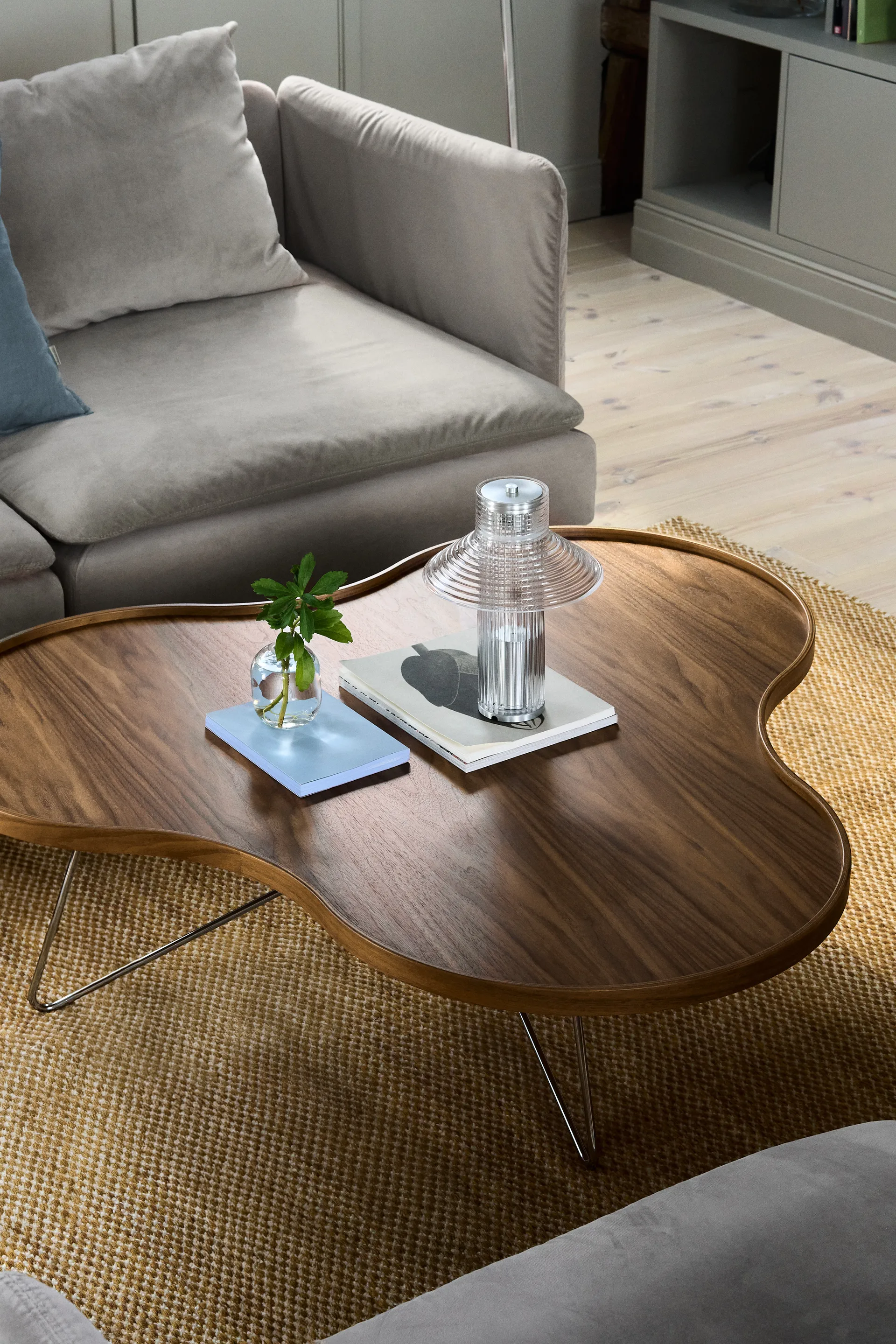 Mesa Flower mono Edición Especial 107x114 cm, H39 cm-nogal lacado-acero cromado Swedese