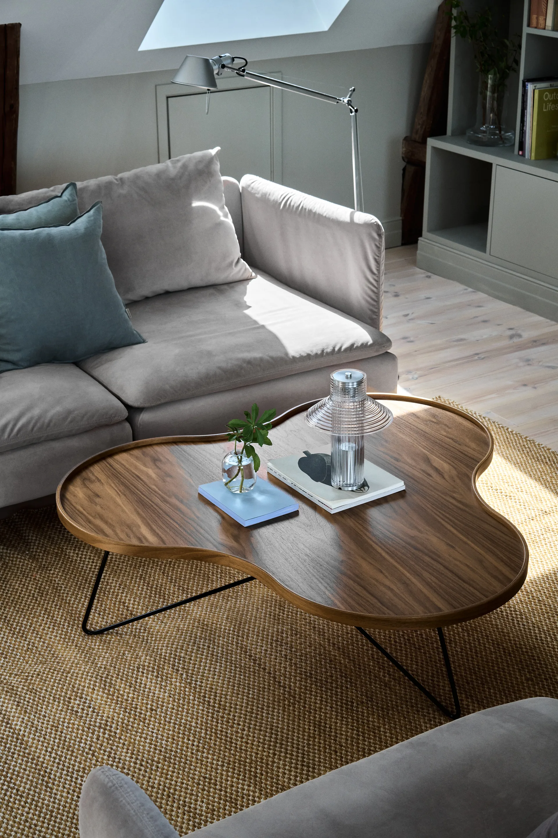 Mesa Flower mono Edición Especial 107x114 cm, H45 cm-nogal lacado-acero lacado en negro Swedese