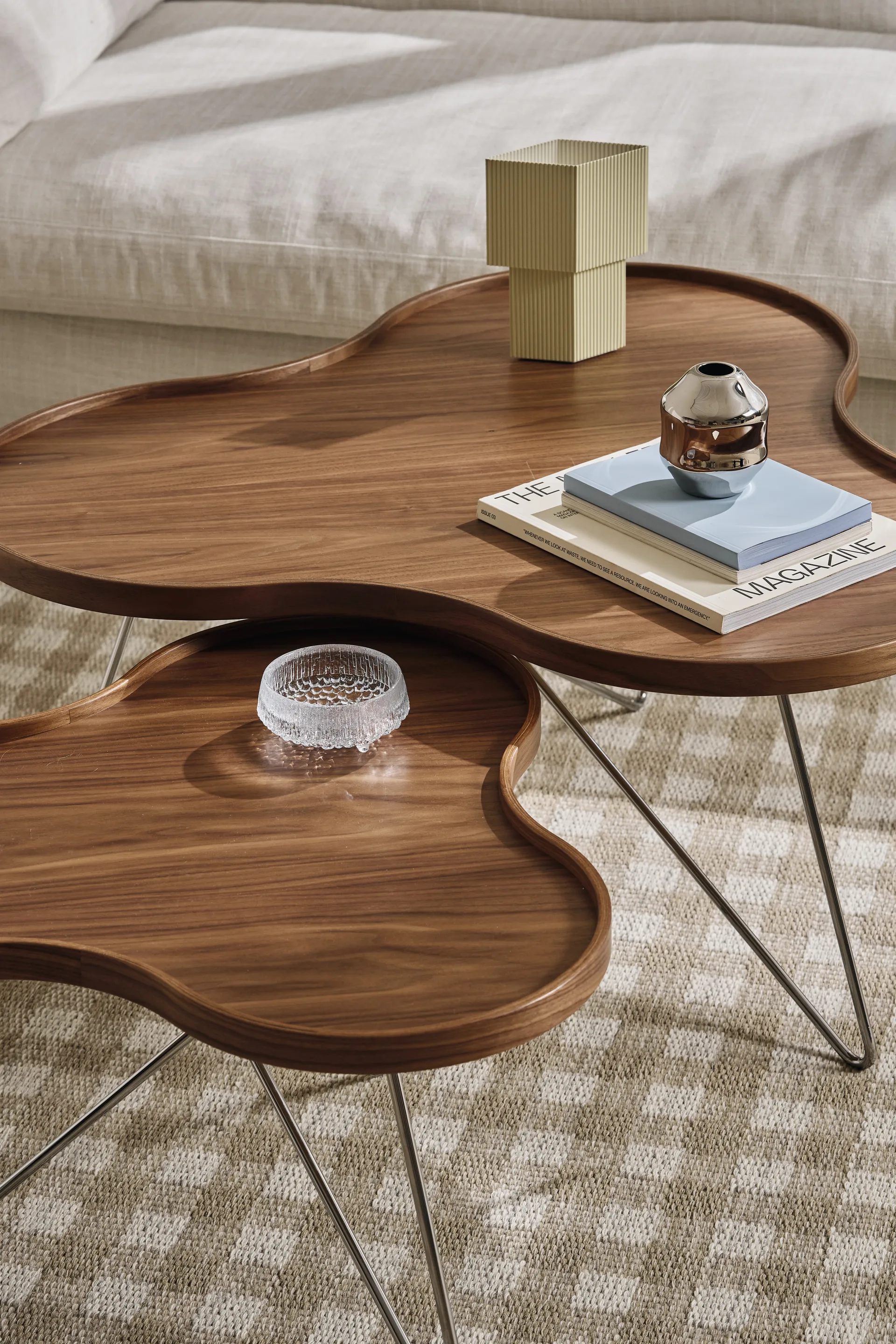 Mesa Flower mono Edición Especial 62x66 cm, H39 cm-nogal lacado-acero cromado Swedese