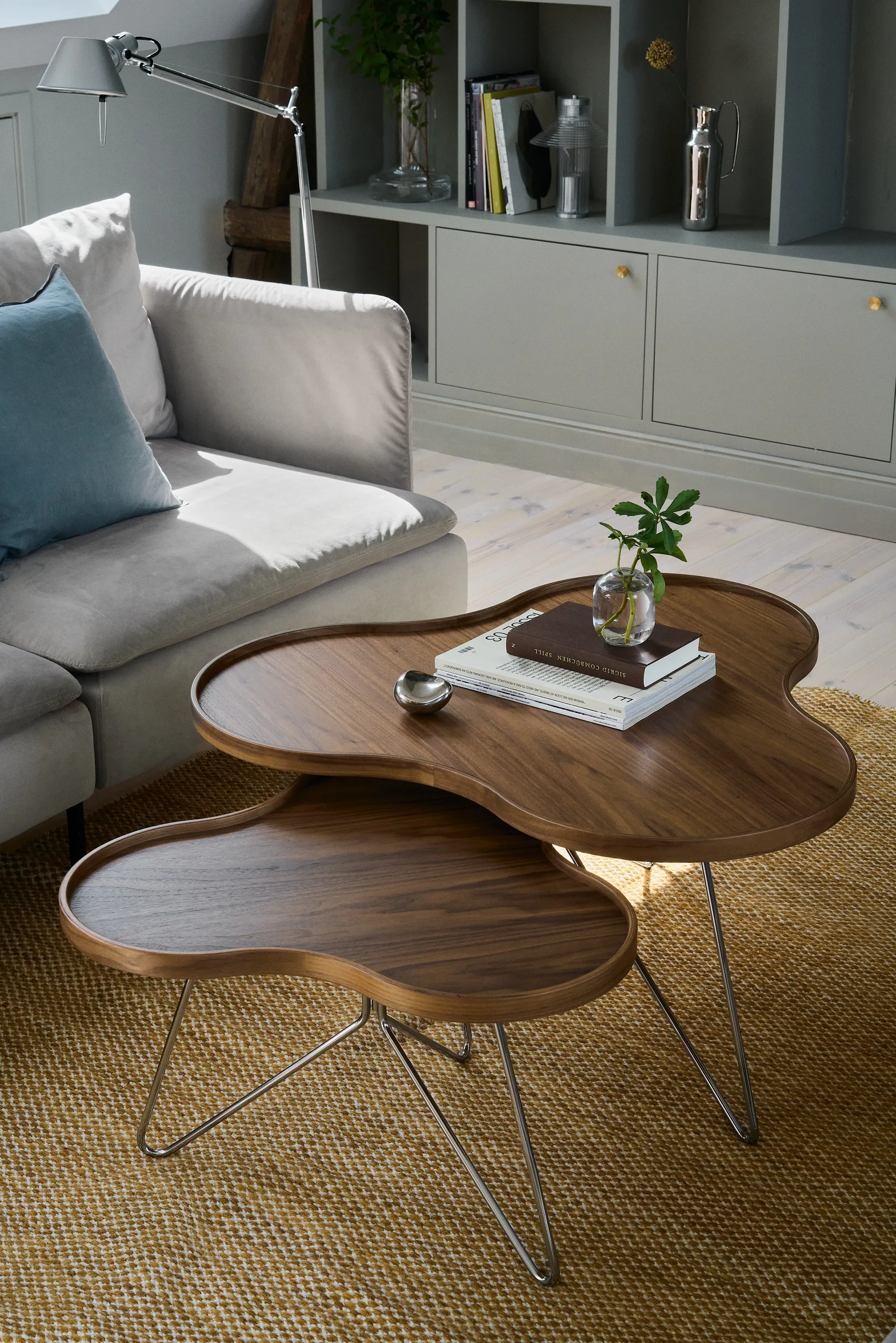 Mesa Flower mono Edición Especial 62x66 cm, H39 cm-nogal lacado-acero cromado Swedese