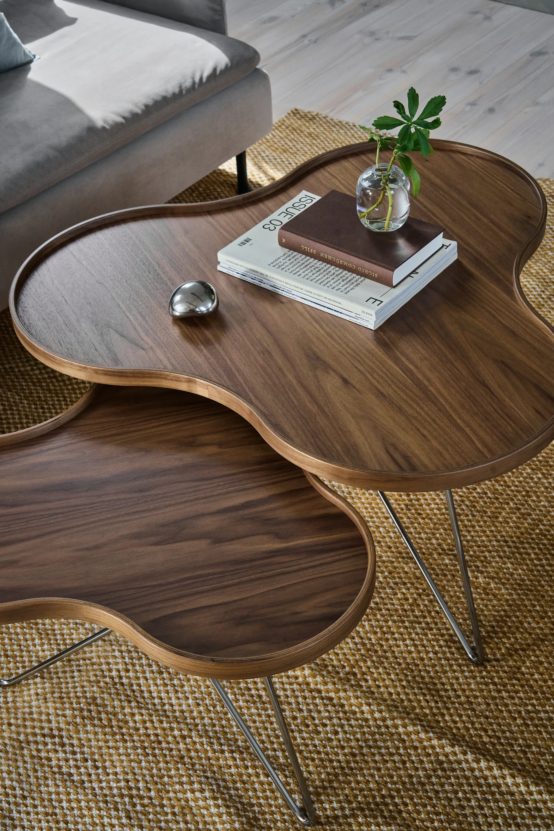 Mesa Flower mono Edición Especial 62x66 cm, H39 cm-nogal lacado-acero cromado Swedese