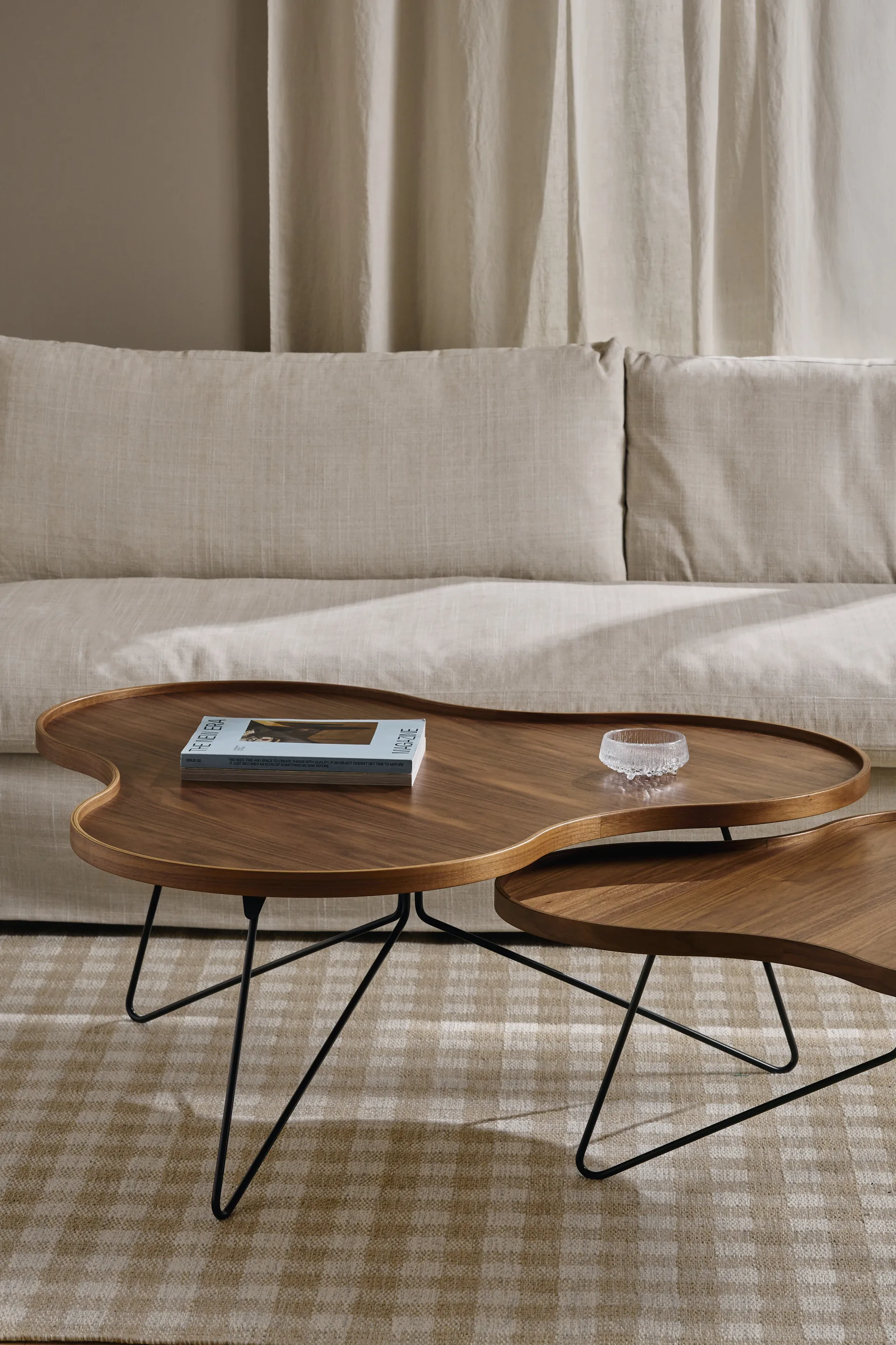 Mesa Flower mono Edición Especial 62x66 cm, H39 cm-nogal lacado-acero lacado en negro Swedese