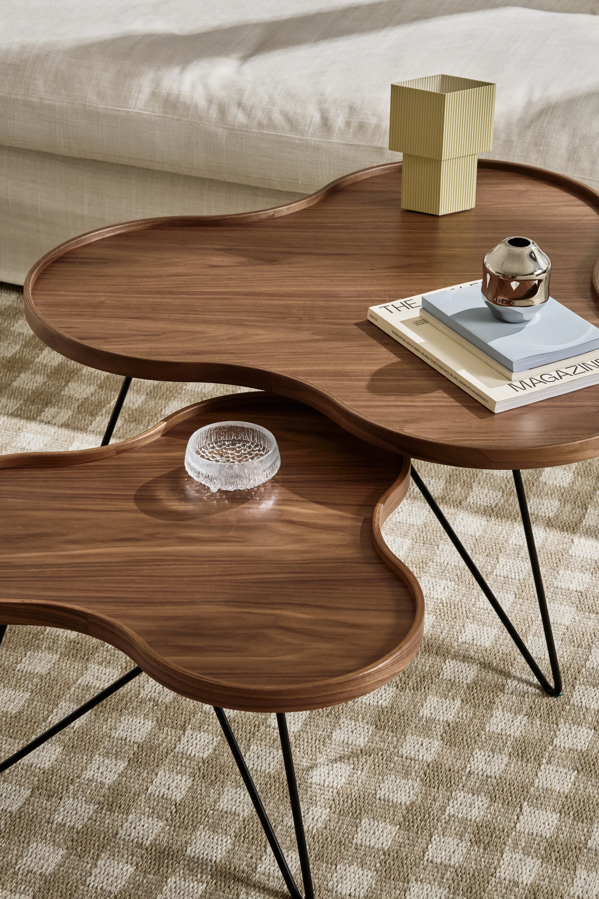 Mesa Flower mono Edición Especial 62x66 cm, H39 cm-nogal lacado-acero lacado en negro Swedese