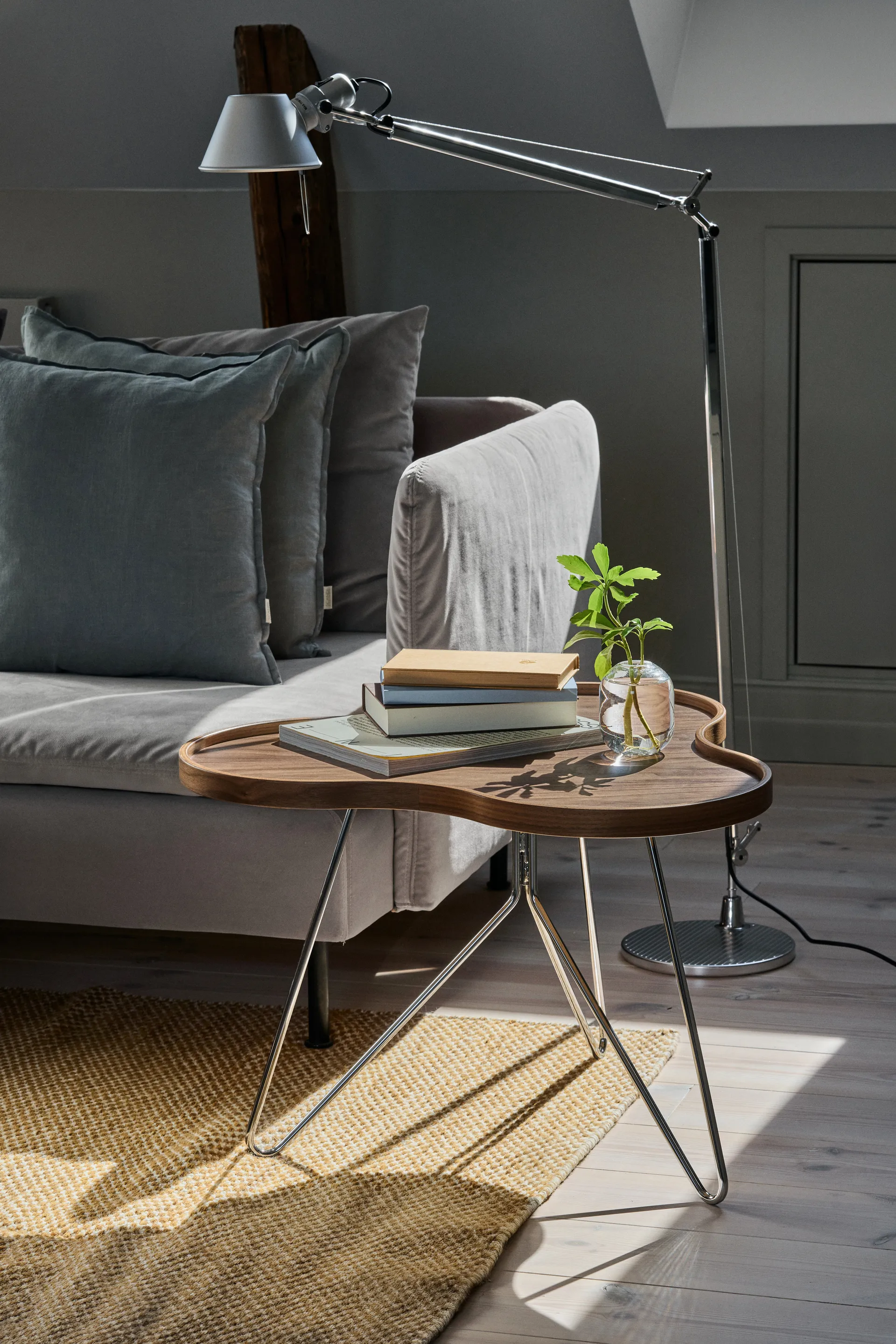 Mesa Flower mono Edición Especial 62x66 cm, H45 cm-nogal lacado-acero cromado Swedese