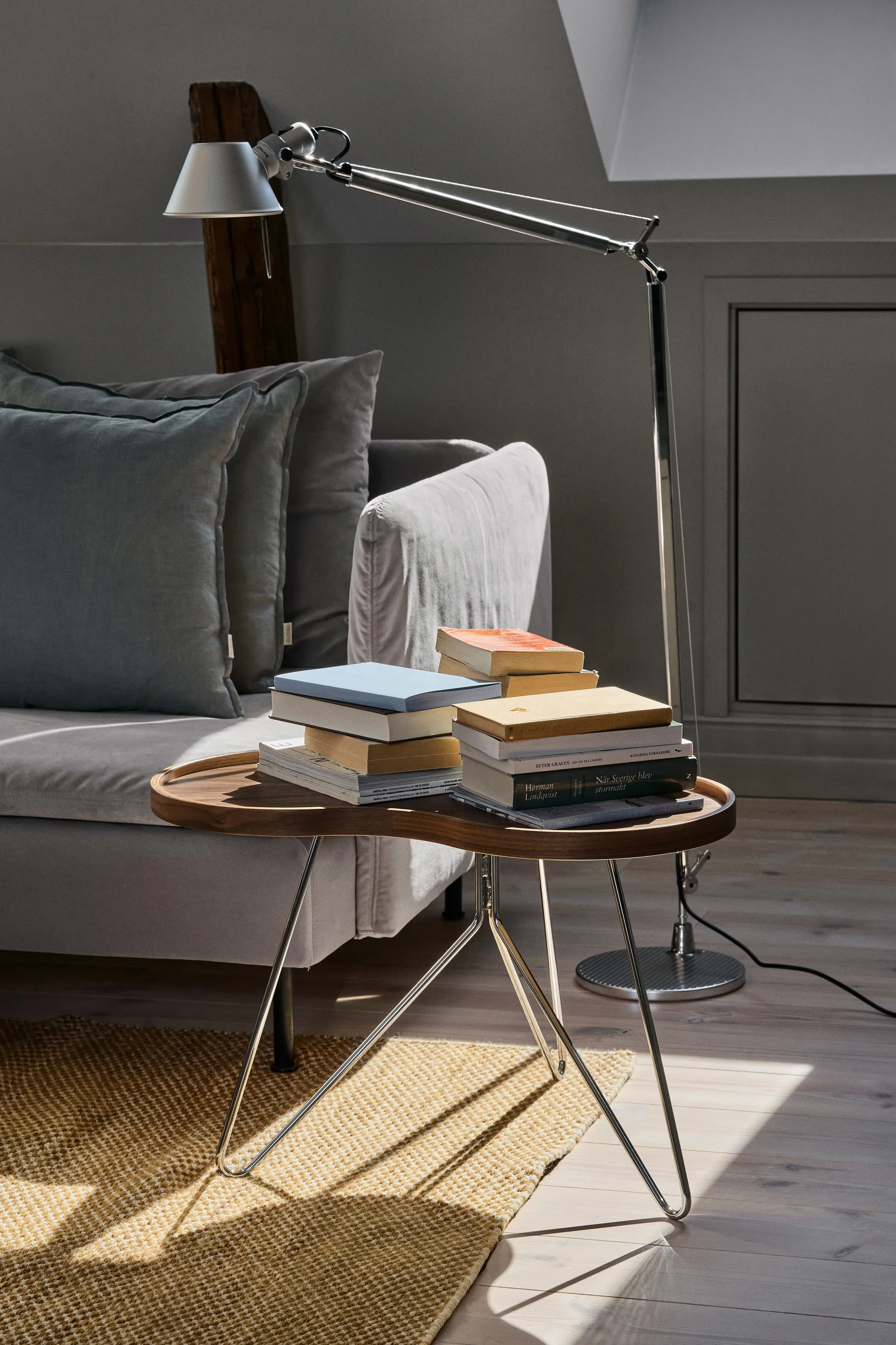 Mesa Flower mono Edición Especial 62x66 cm, H45 cm-nogal lacado-acero cromado Swedese