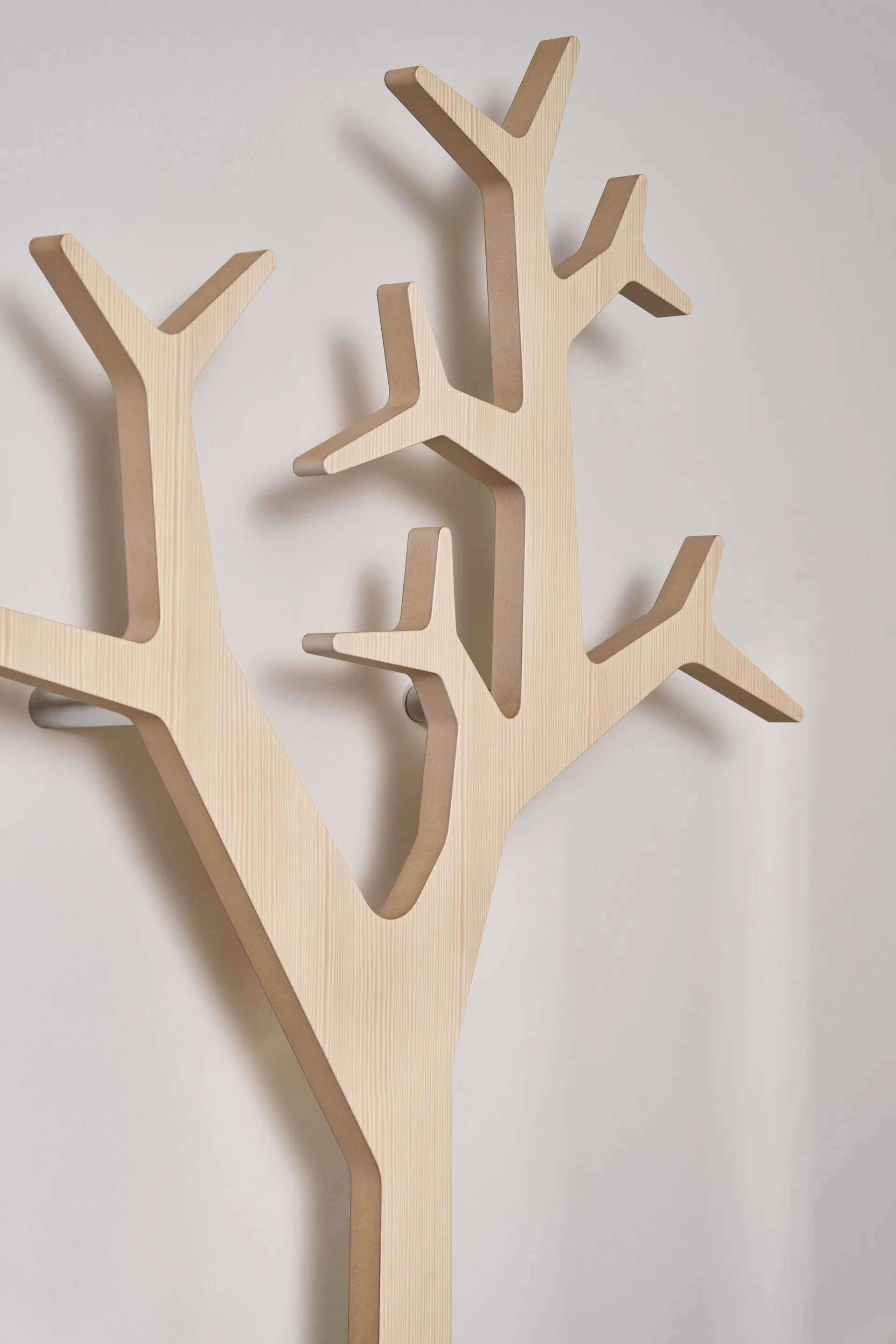 Perchero de pared Tree wall Special Edition 194 cm, Pino con acabado blanco Swedese